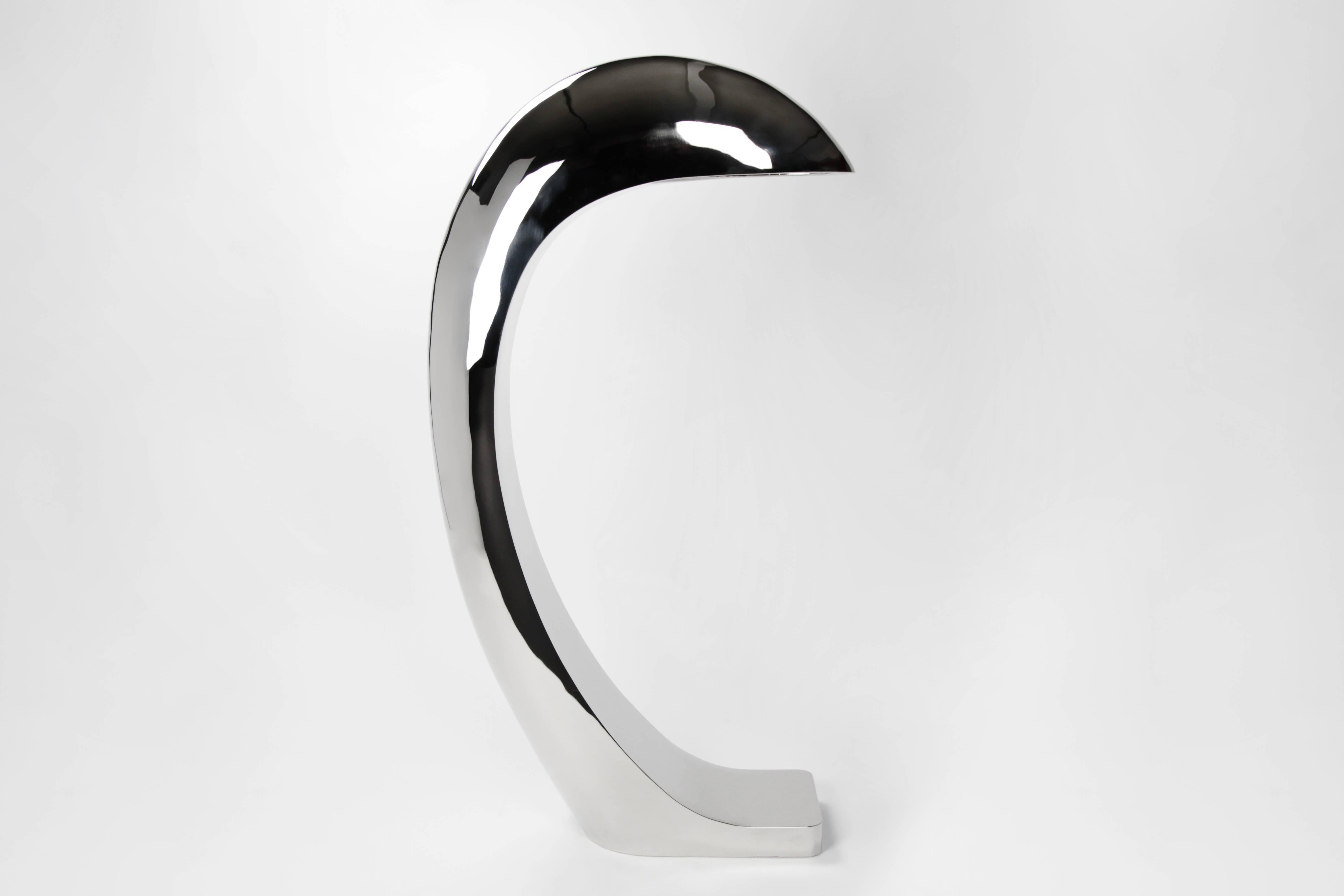 Le lampadaire Nautilus est le deuxième ajout à la série Nautilus Study. 
Cette lampe sculpturale de 44 pouces de haut est fabriquée en laiton forgé à la main, puis nickelé et poli miroir. 
La lumière se reflète dans de nombreuses directions