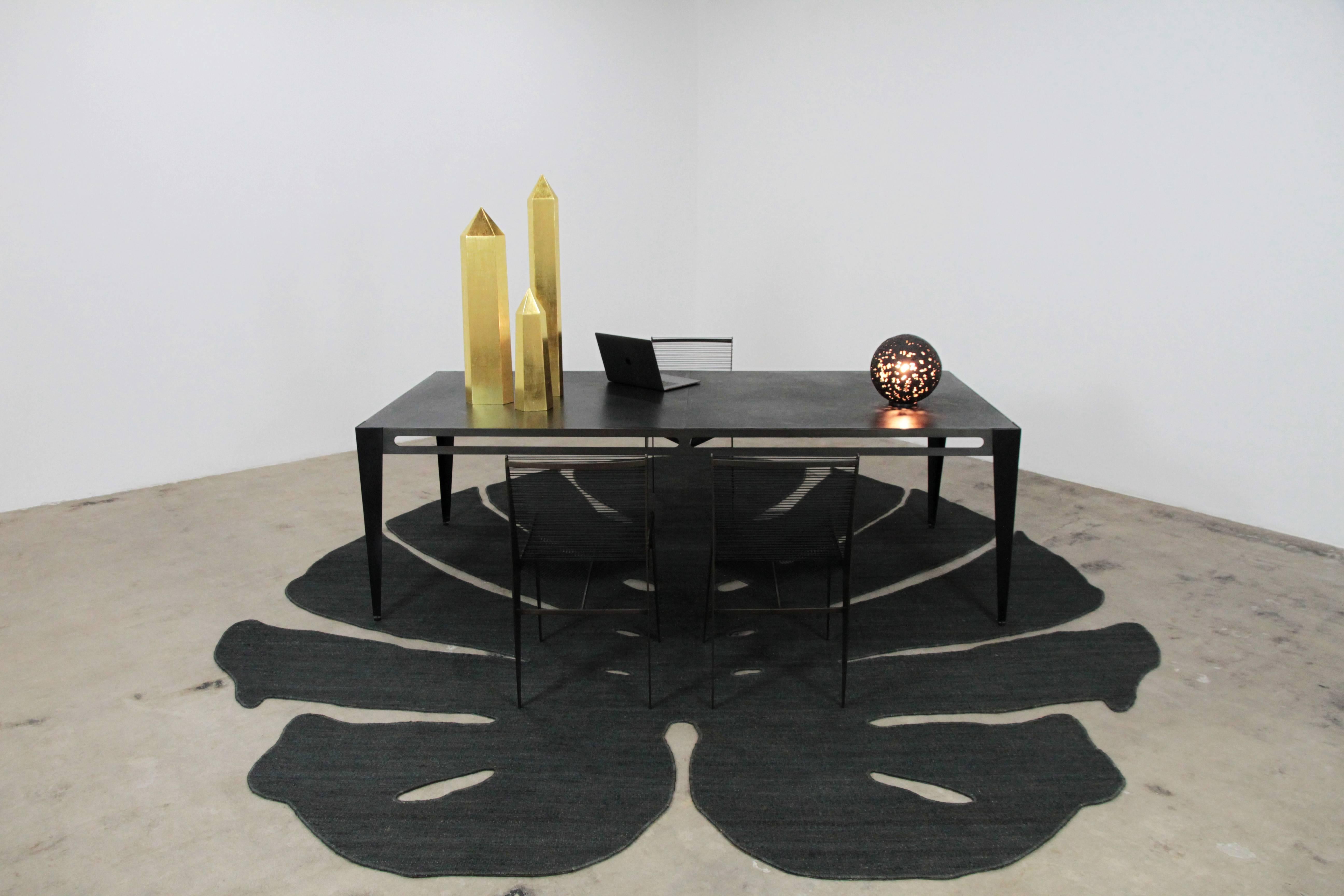 Industriel Table emblématique en acier patiné et cuir de Christopher Kreiling en vente