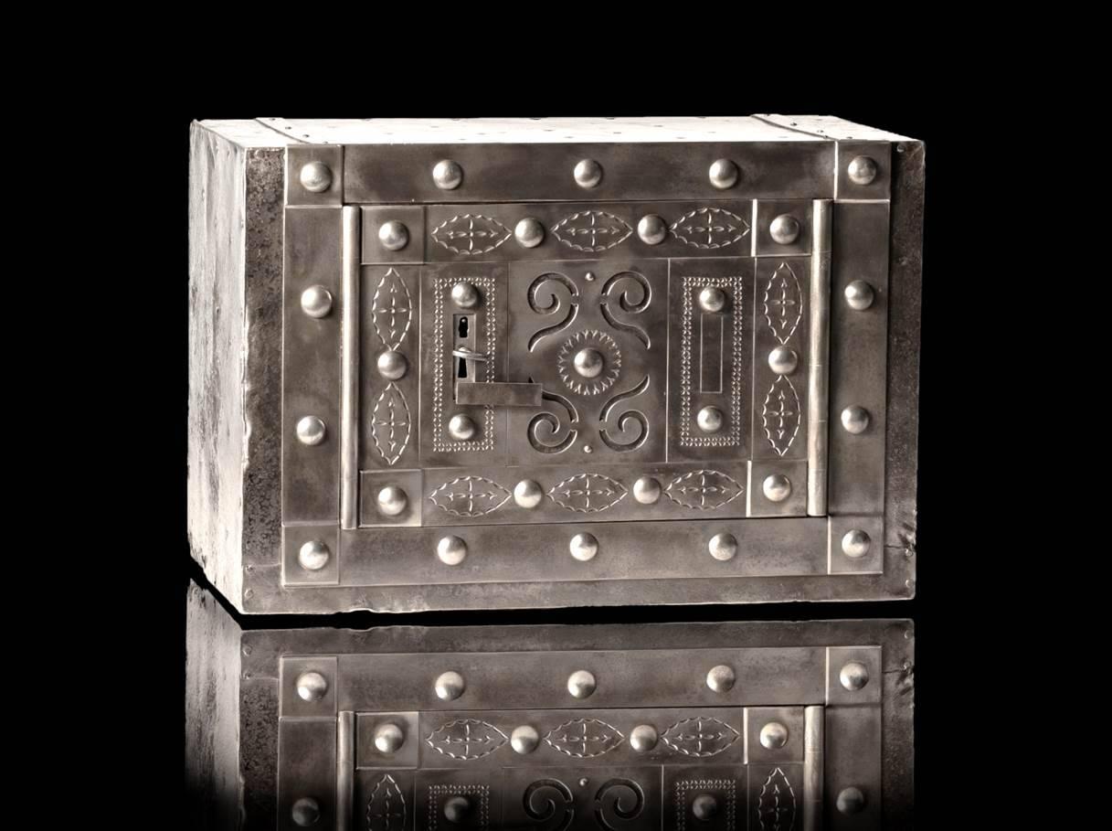 Northern Italian medium size antique hobnail safe, dated circa 1840-1850, found in the Piedmont region. The safe presents a beautifully decorated front door with the hidden key hole release situated on the left and that is activated with the two