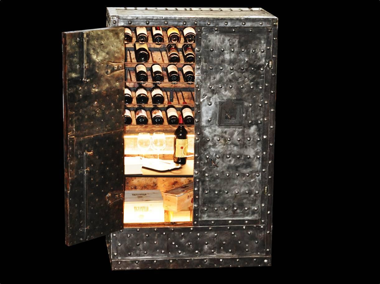 Wine Cabinet in 18th Century Italian Antique Hobnail Safe In Excellent Condition In Carimate, Como