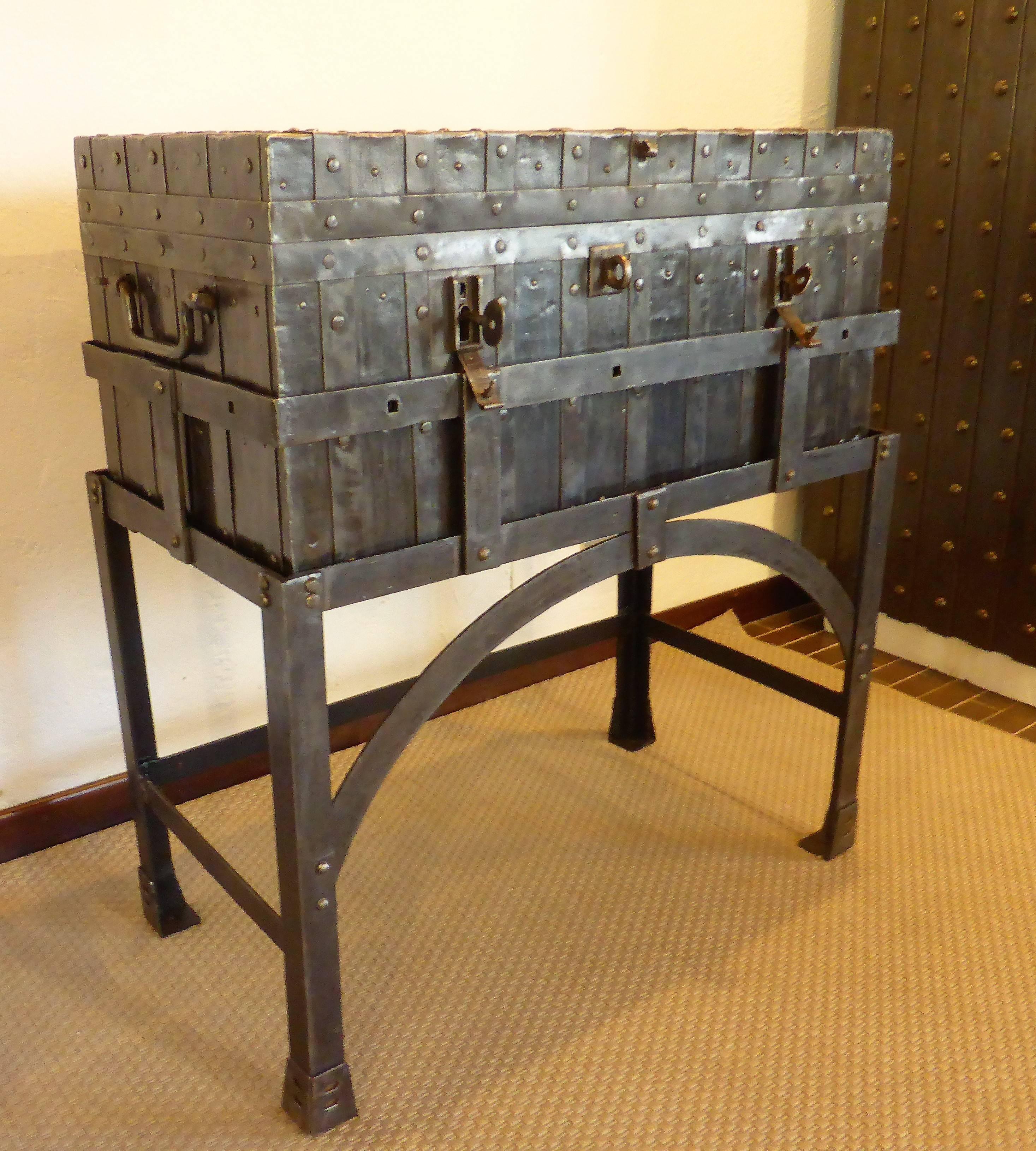 19th Century Italian Antique Strongbox Chest In Good Condition In Carimate, Como