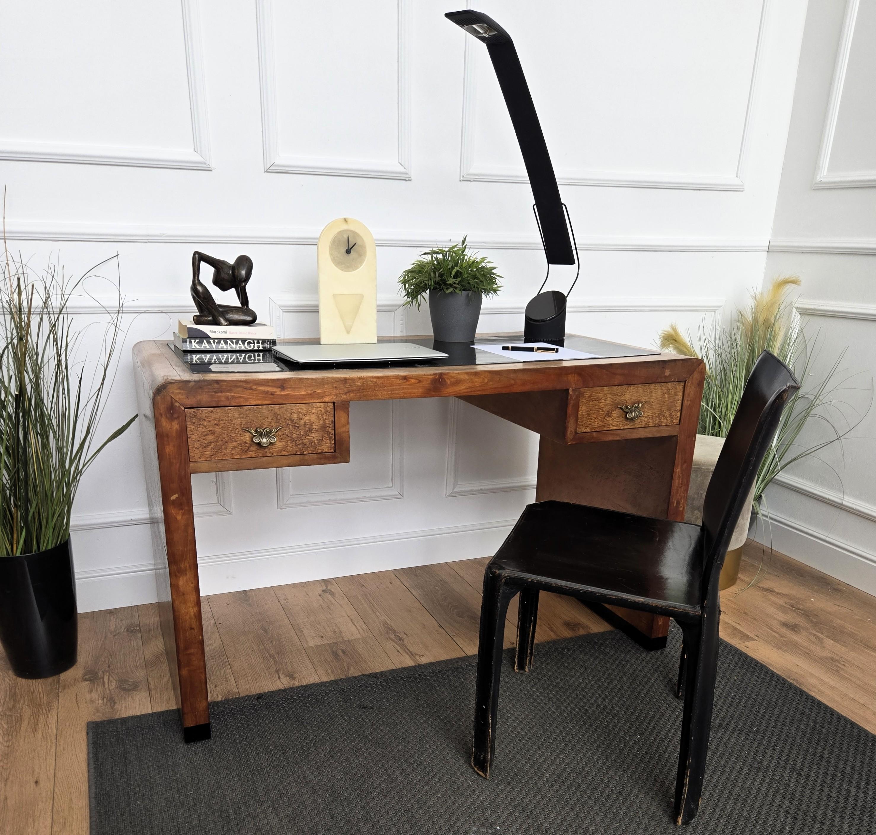Beautiful Italian Art Deco Mid-Century Modern desk writing table, in wood with elegant carved frame, curved sides and black top highlighted by the two side drawers with beautiful handles. The unique and typical design, with the clean geometric shape