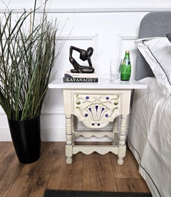 Tables de chevet sculptées de style Riviera italienne, en bois peint en blanc et bleu