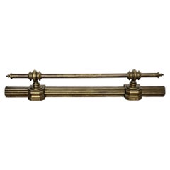 Marco frontal antiguo de latón italiano para la repisa de la chimenea, con remate decorativo