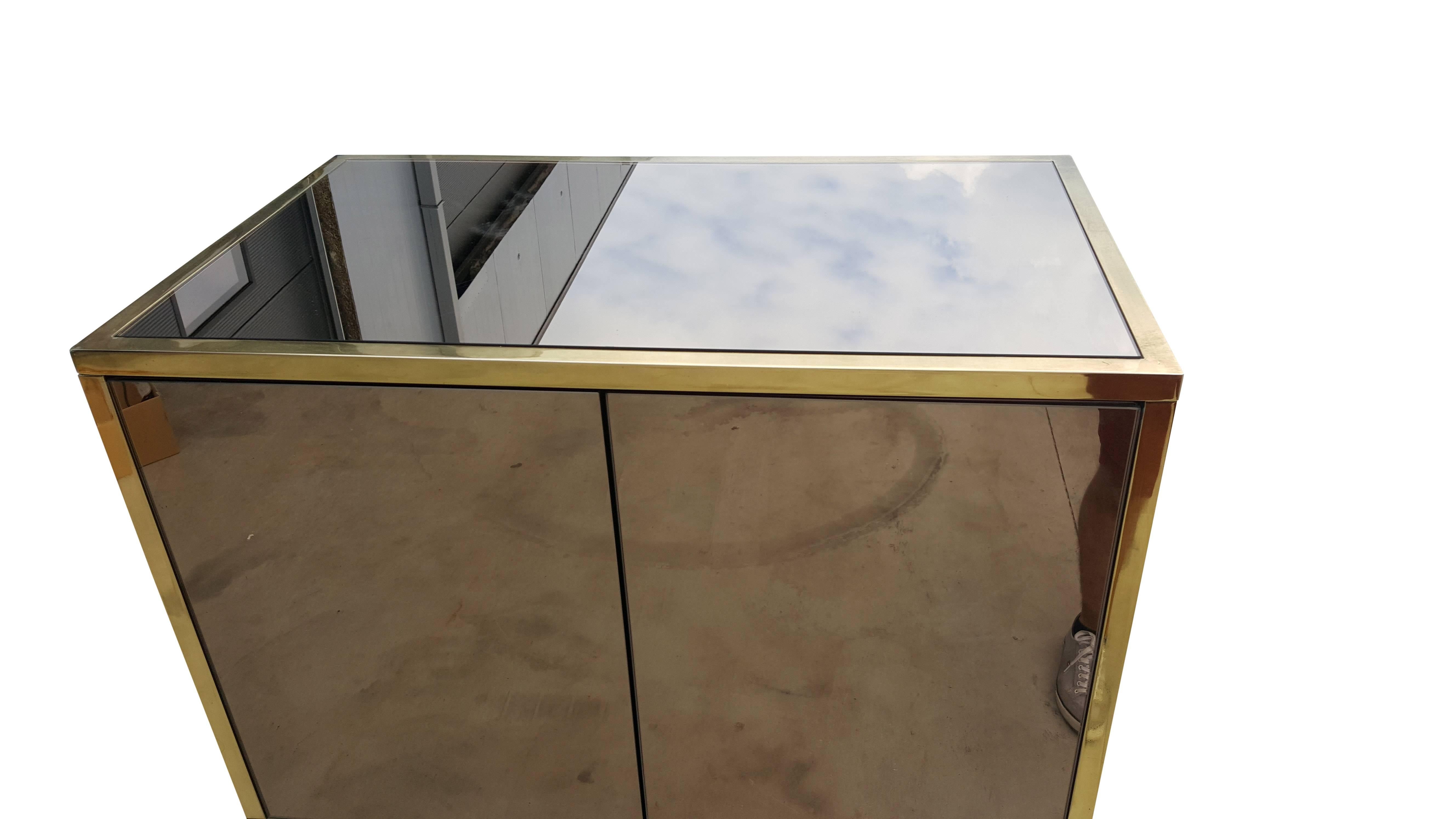 Mirrored brass bar cabinet from belgo chrome
Brass and mirrors in very good condition.
Made in the 1970s.
In the style of Maison Jansen.