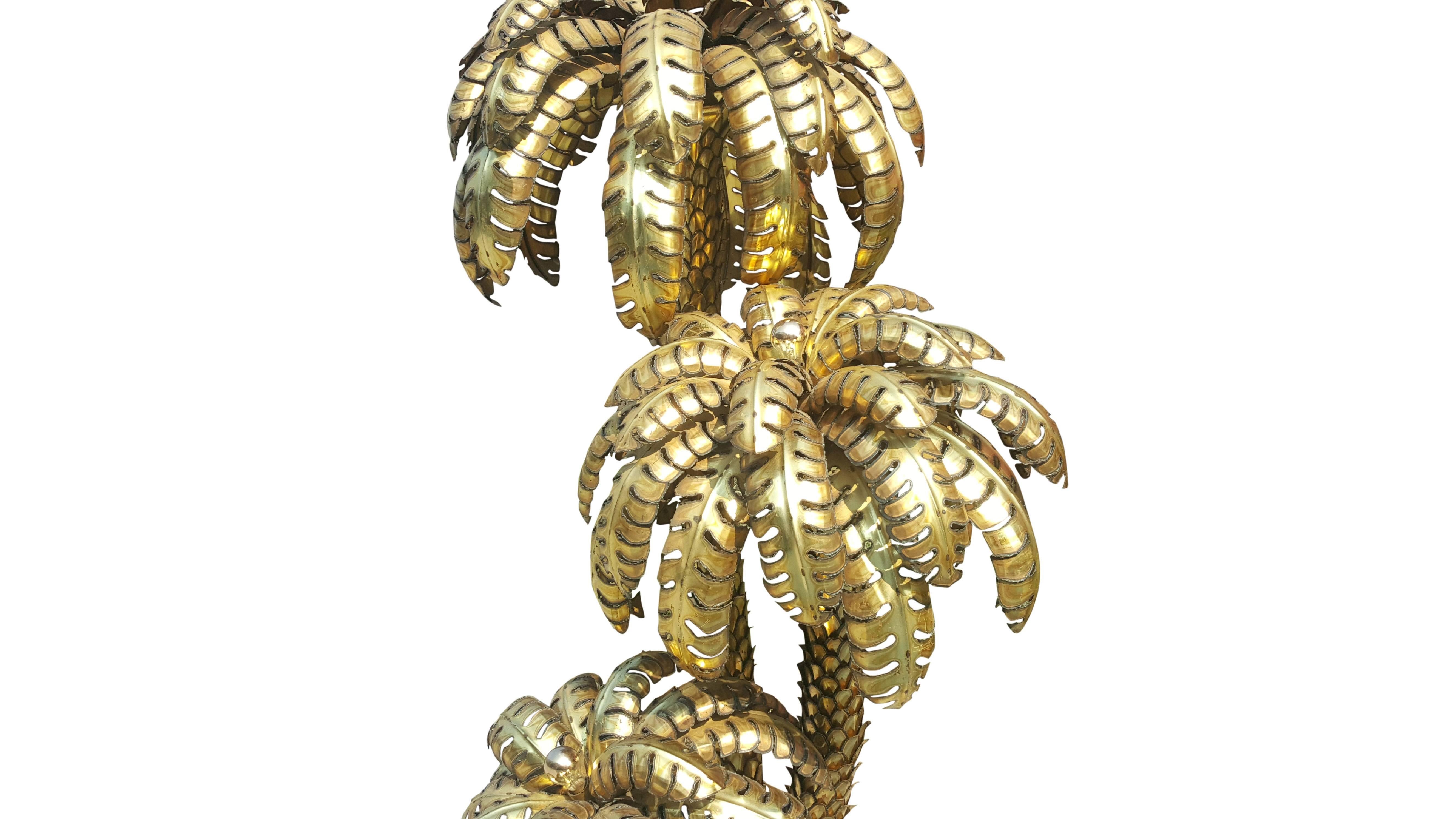 Maison Jansen extra large brass plam tree floor lamp, made in France in the 1970s.
This is an original and unique piece. The palm light has three palm trunks with each a light fitting on the top and underside of the leaves.