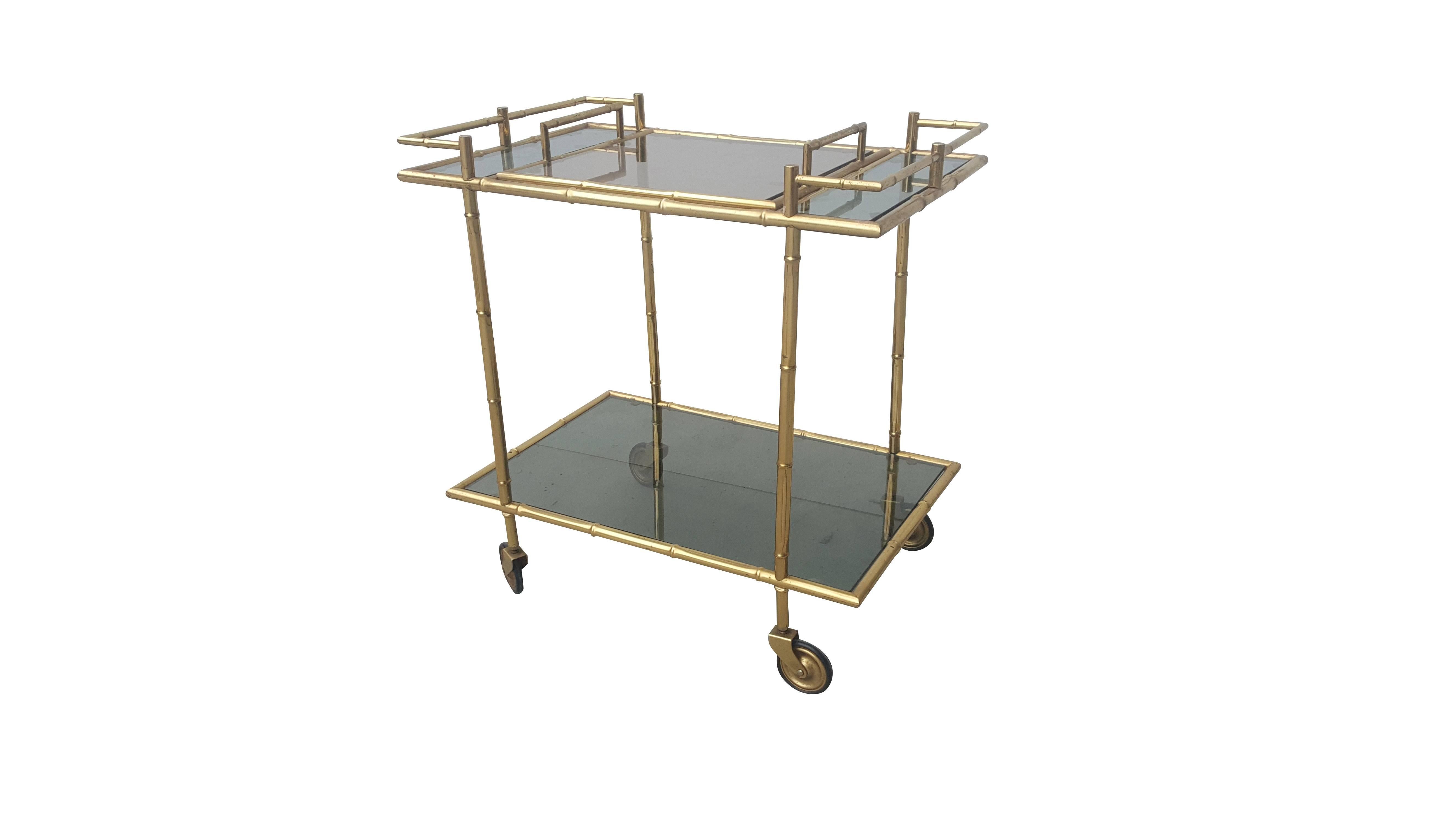 Faux bambou trolley, with removable tray.
Authentic French piece with fine craftsmanship.
Matching in interiors with Willy Rizzo, Maison Jansen, Mahey, krekels etc.