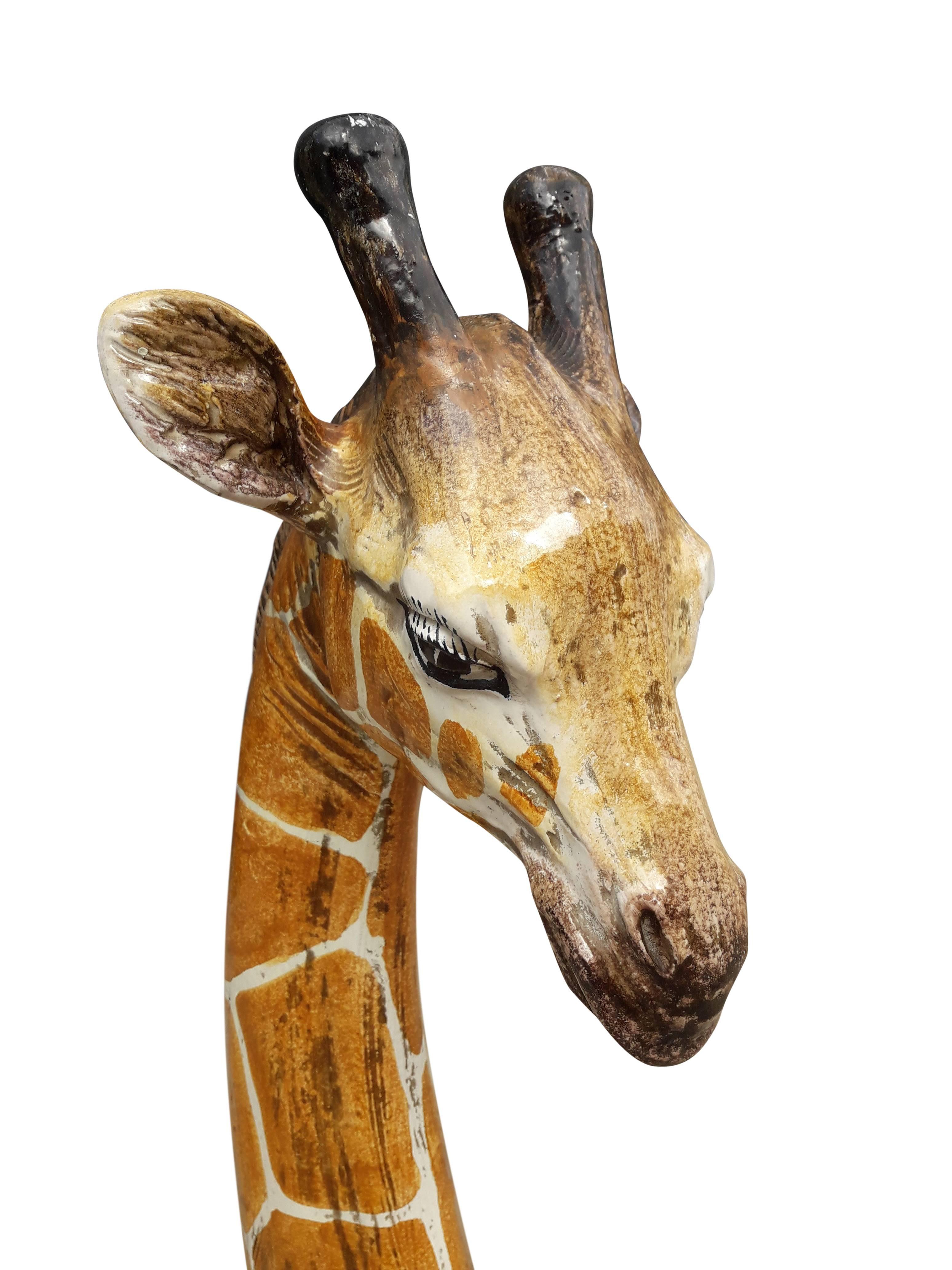 This is an amazing giraffe in glazed ceramic.
Paint by hand.
Vintage.
Marked made in Italy.

A very decorative piece in your interior!