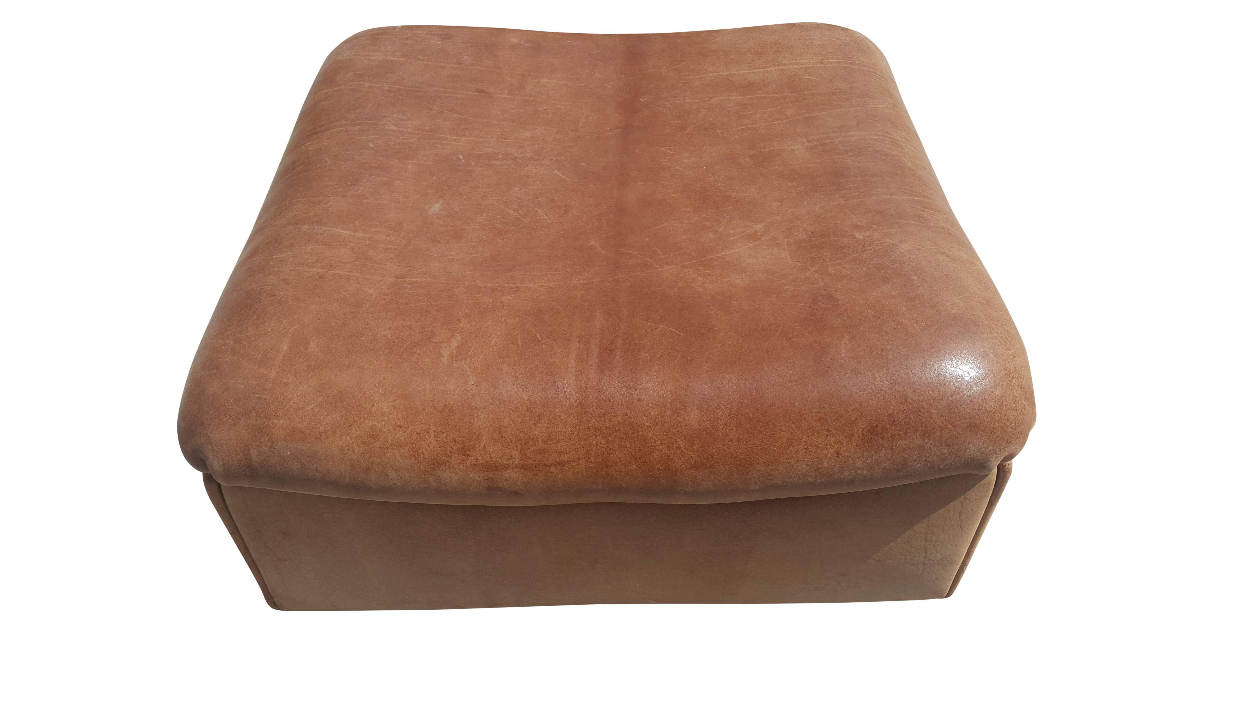 Beautiful modular sectional six pieces sofa in thick buffalo leather.
Made by De Sede, Switzerland, 1970s. 
Original condition. 
 

Nice patine!
Sold as the whole set;

Size for one-piece: 86 D x 90 W x 70 Hcm Seat Hight 37cm
Pouf: 68 D x