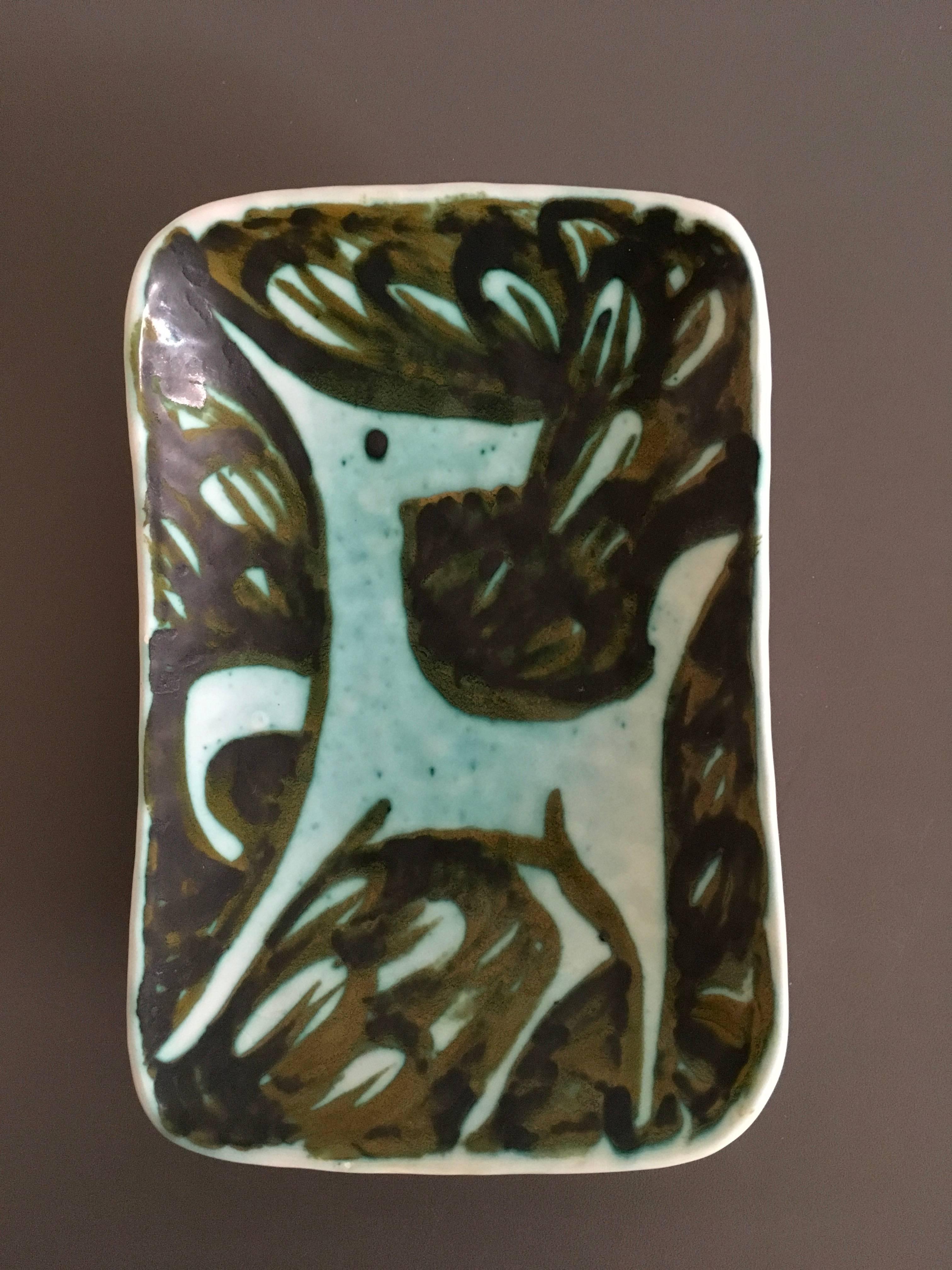 This original Alessio Tasca wall plate beautifully depicts a stylised horse surrounded by foliage in what became known as 'Morelli Green' glaze on a white ground. Tasca helped to develop the Morelli glaze - this particular Blue-Green with bronze