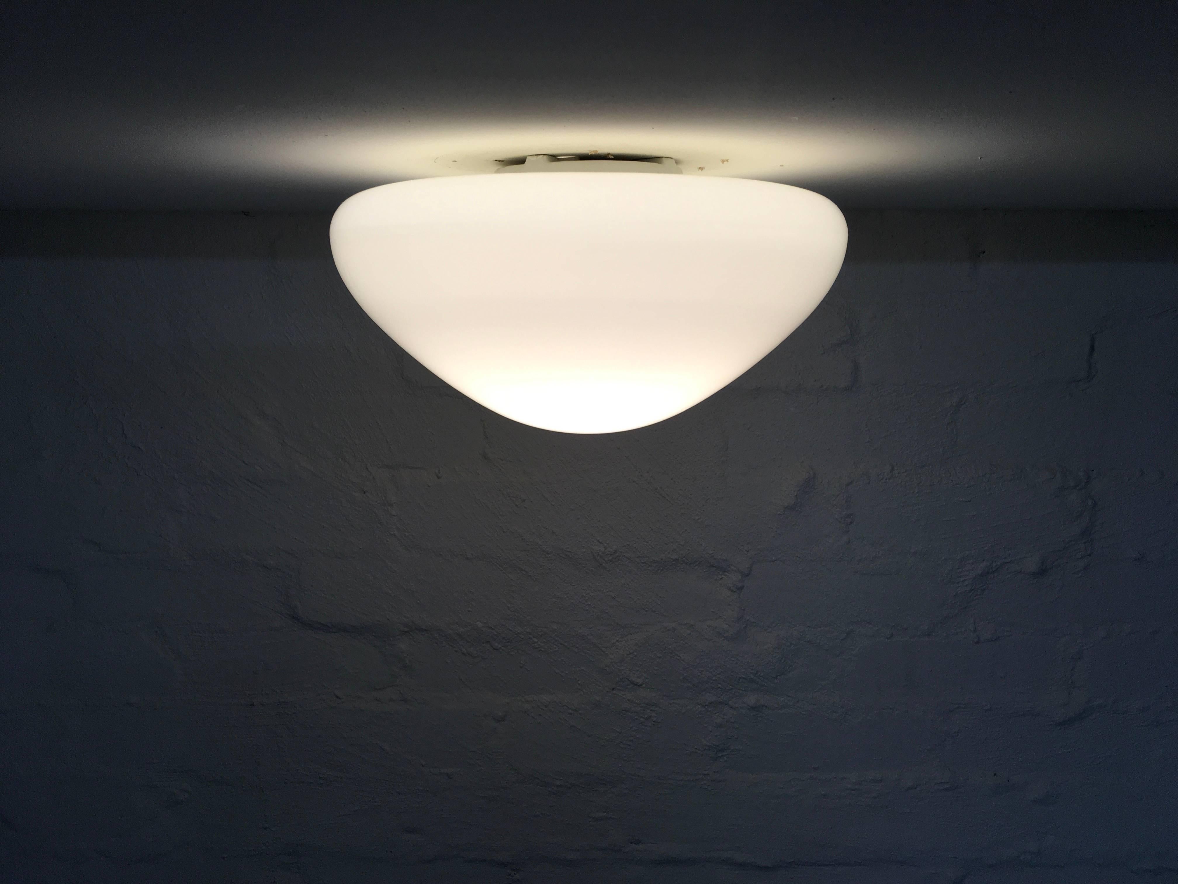 This simple, elegant ceiling light or wall sconce by Wilhelm Wagenfeld shows the strong influence of his Bauhaus education. As with all of his designs, high quality, high functionality and simple, beautiful, pared-back design are the