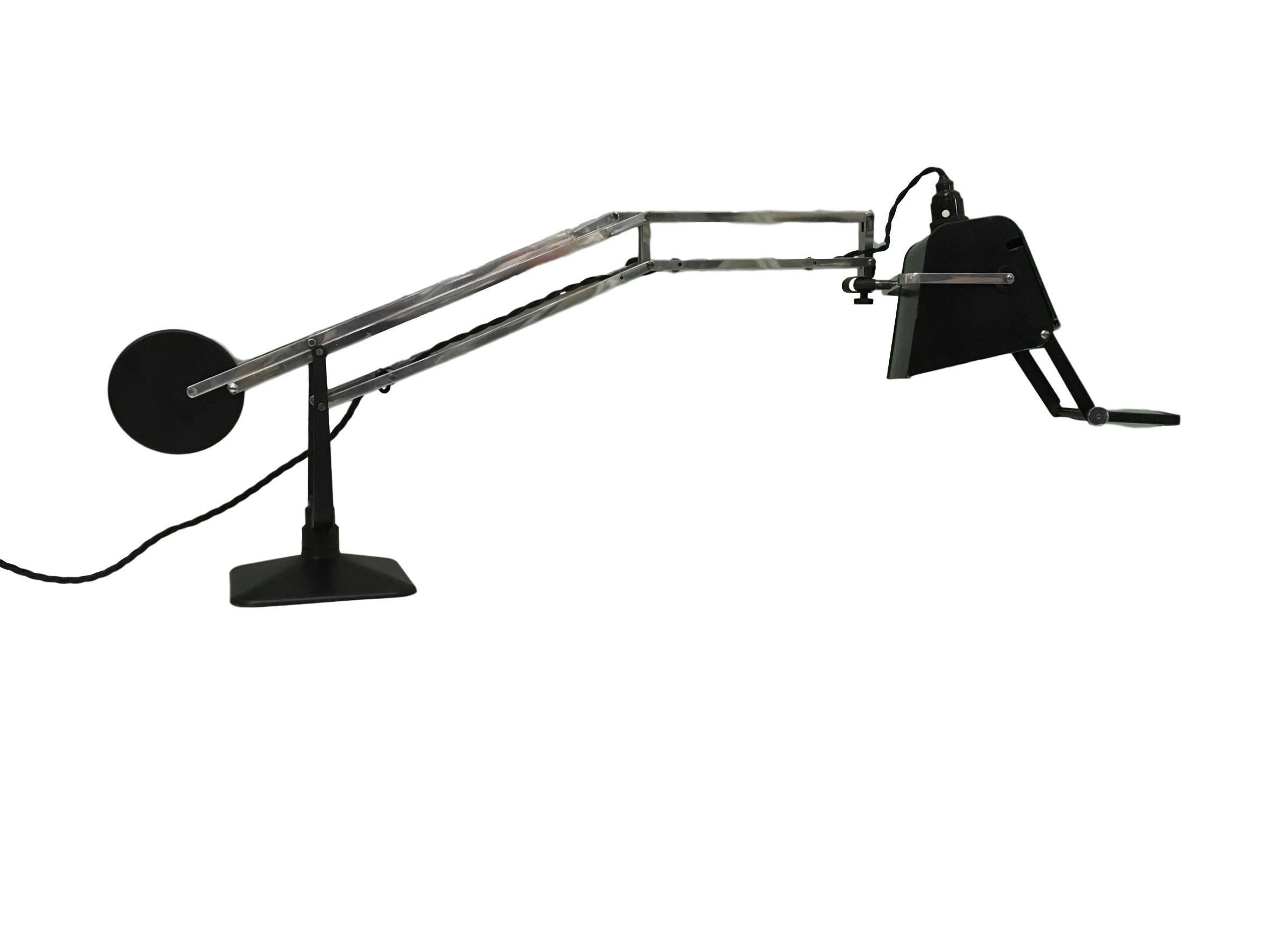 A rare original Hadrill and Horstmann Pluslite magnifying lamp in the largest available size. Dating from the 1930s-1940s, this lamp is in beautifully restored condition.

The armature allows 90 cm/35.4 inches reach in all directions, thanks to