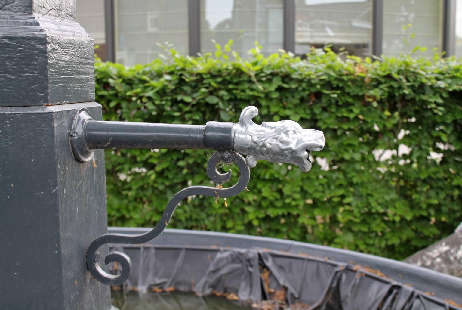 Old Cast Iron Fountain Edge In Fair Condition In Udenhout, NL