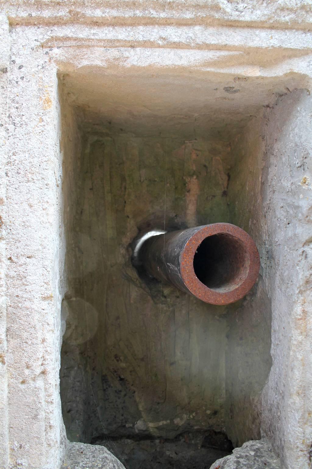 Village-Wasserpumpe aus antikem Kalkstein aus Frankreich, 18. Jahrhundert im Angebot 5