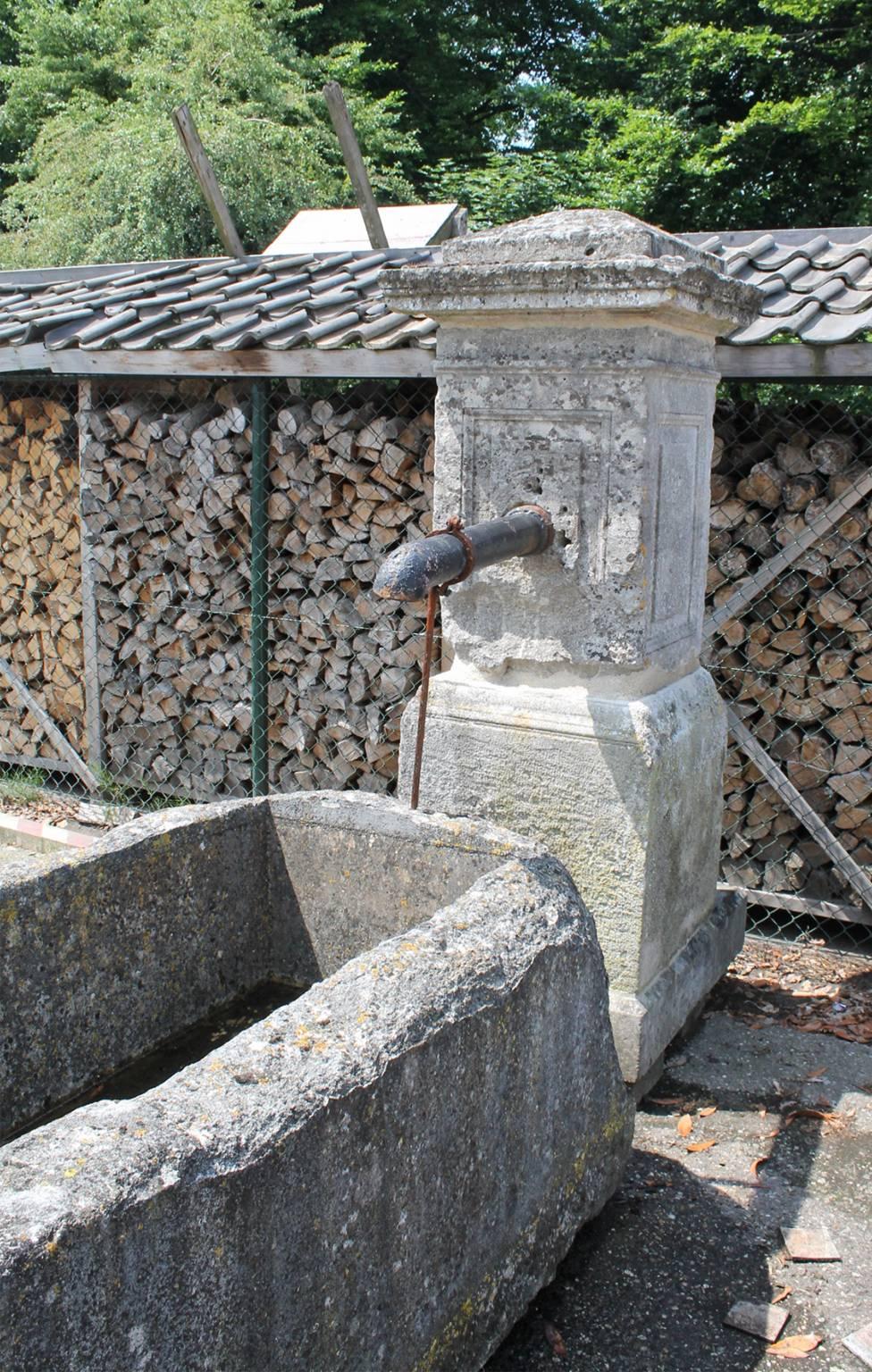 Village-Wasserpumpe aus antikem Kalkstein aus Frankreich, 18. Jahrhundert im Angebot 4