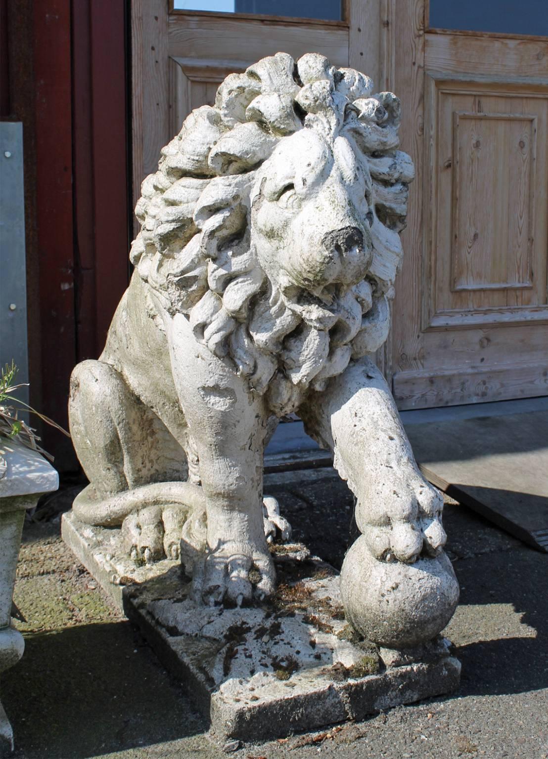 Pair of 19th Century French Limestone Lions In Good Condition For Sale In Udenhout, NL