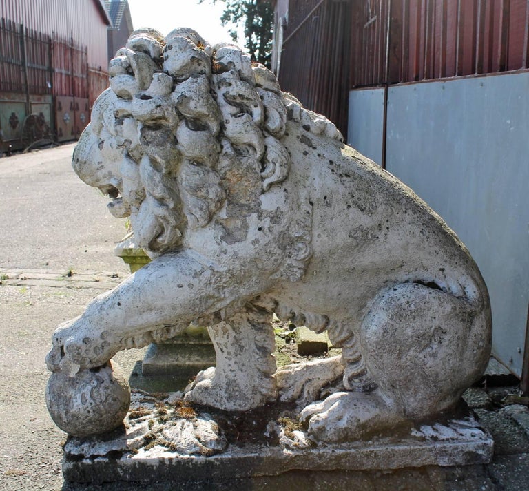 Paire de lions en pierre calcaire du 19ème siècle français En vente sur ...