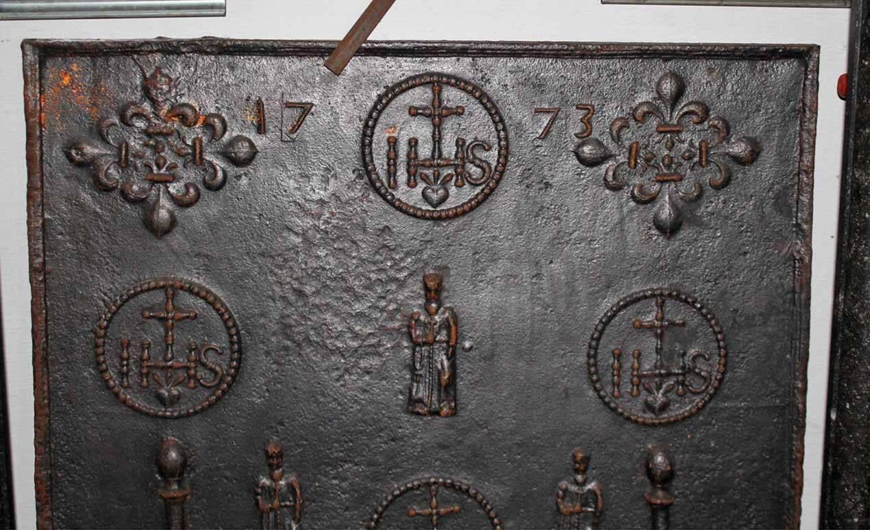 Antique Fireback and Firedogs from 1773 In Fair Condition In Udenhout, NL