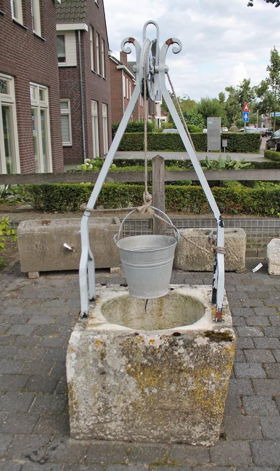  Antique Well from the 18th Century from France In Good Condition For Sale In Udenhout, NL