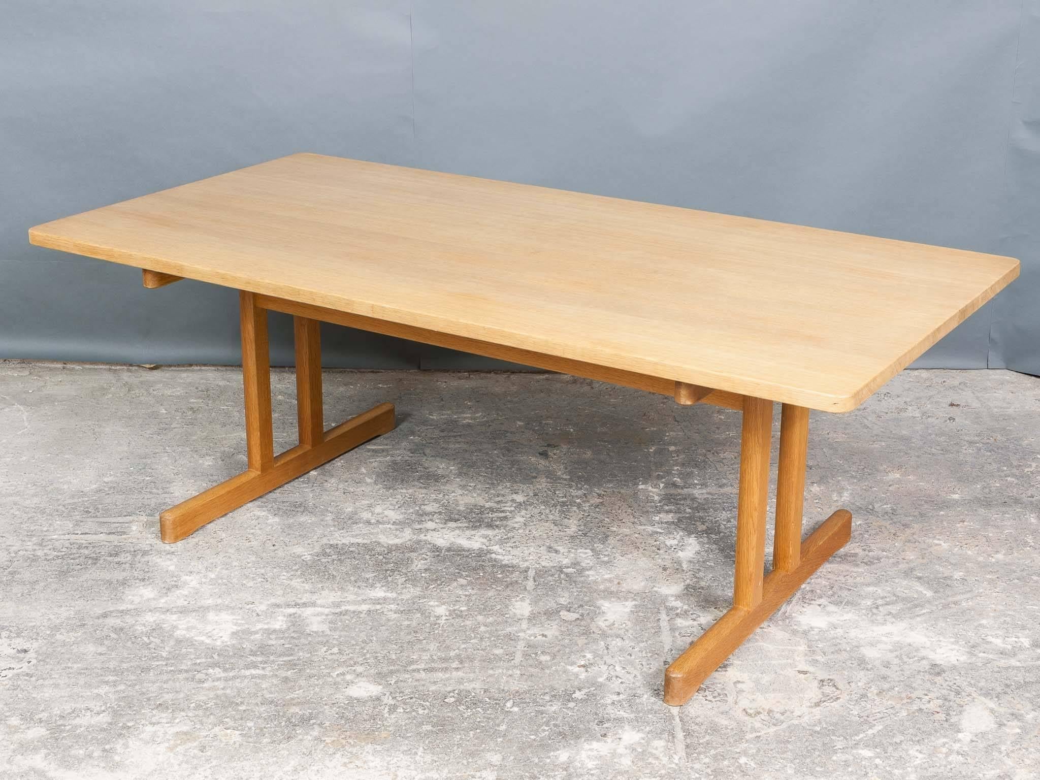 Large solid oak Børge Mogensen model 5267 Shaker coffee table. Designed in 1965. The coffee table was originally designed and inspired by the American Shaker's tradition for simplicity and functionality. Manufactured in Denmark by Fredericia