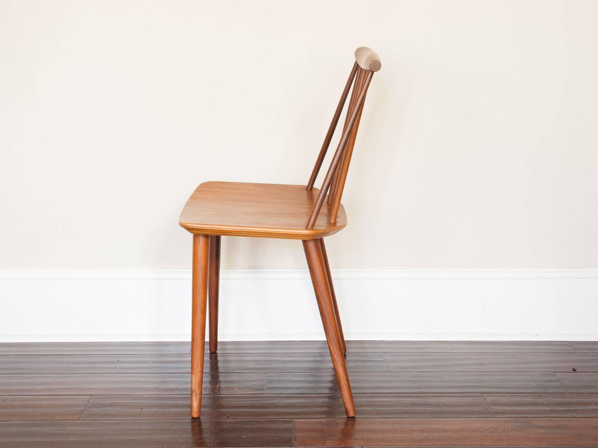 Chaise de salle à manger danoise Folke Pålsson pour FDB Møbelfabrik J77 en noyer avec dossier en bois. Le design est basé sur la chaise Windsor des années 1960:: mais avec une touche de design danois. La chaise a un dossier et des pieds en noyer