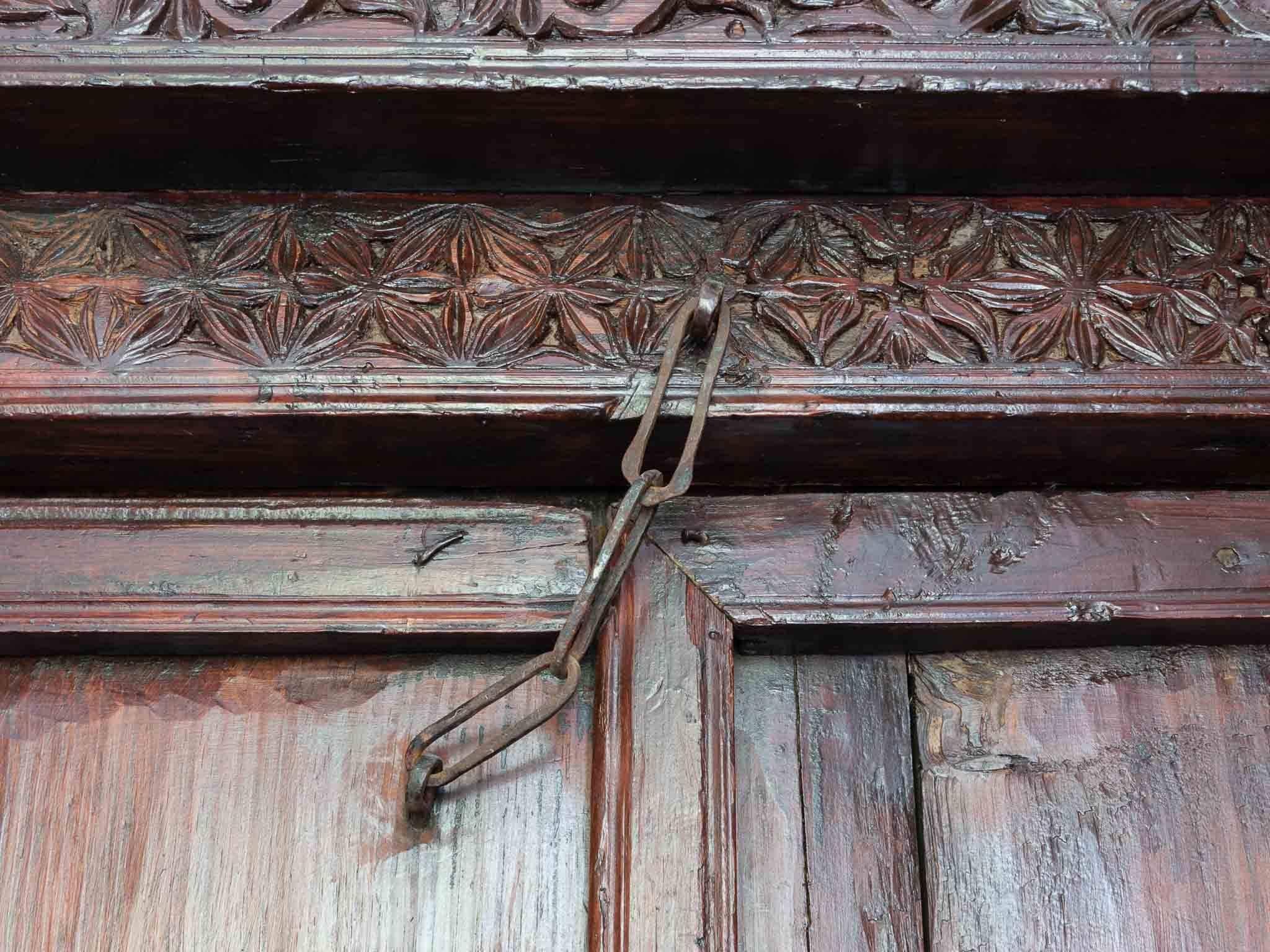 Antique Indian Ornately Carved Wooden Doors and Surrounding Frame In Fair Condition In London, GB