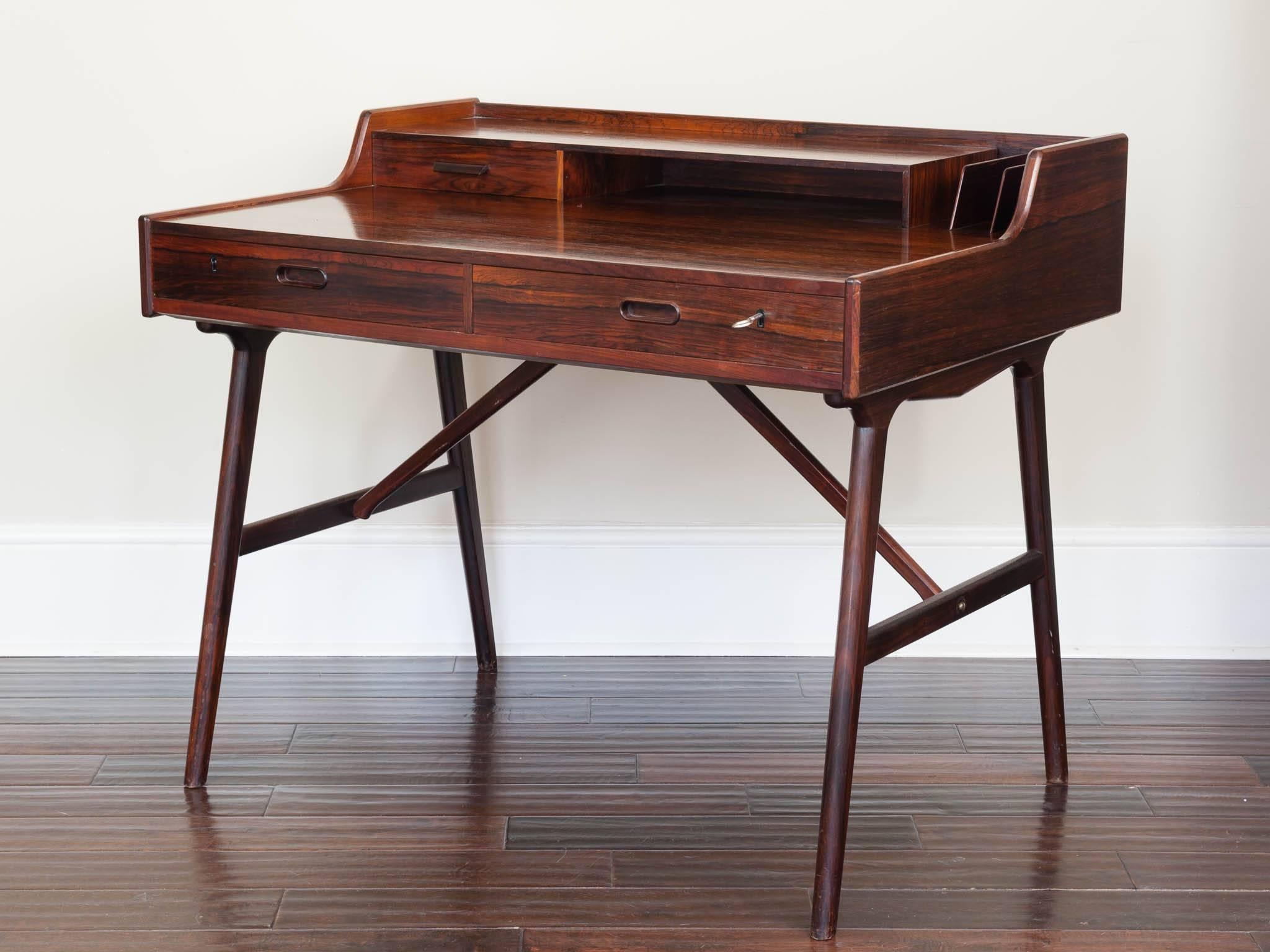 Stunning 1960s rosewood desk by Arne Wahl Iversen for Vinde Mobelfabrik. A beautiful and functional piece with splayed legs with connecting cross supports and further feature supports to the underneath of the desk. The desk tabletop writing surface