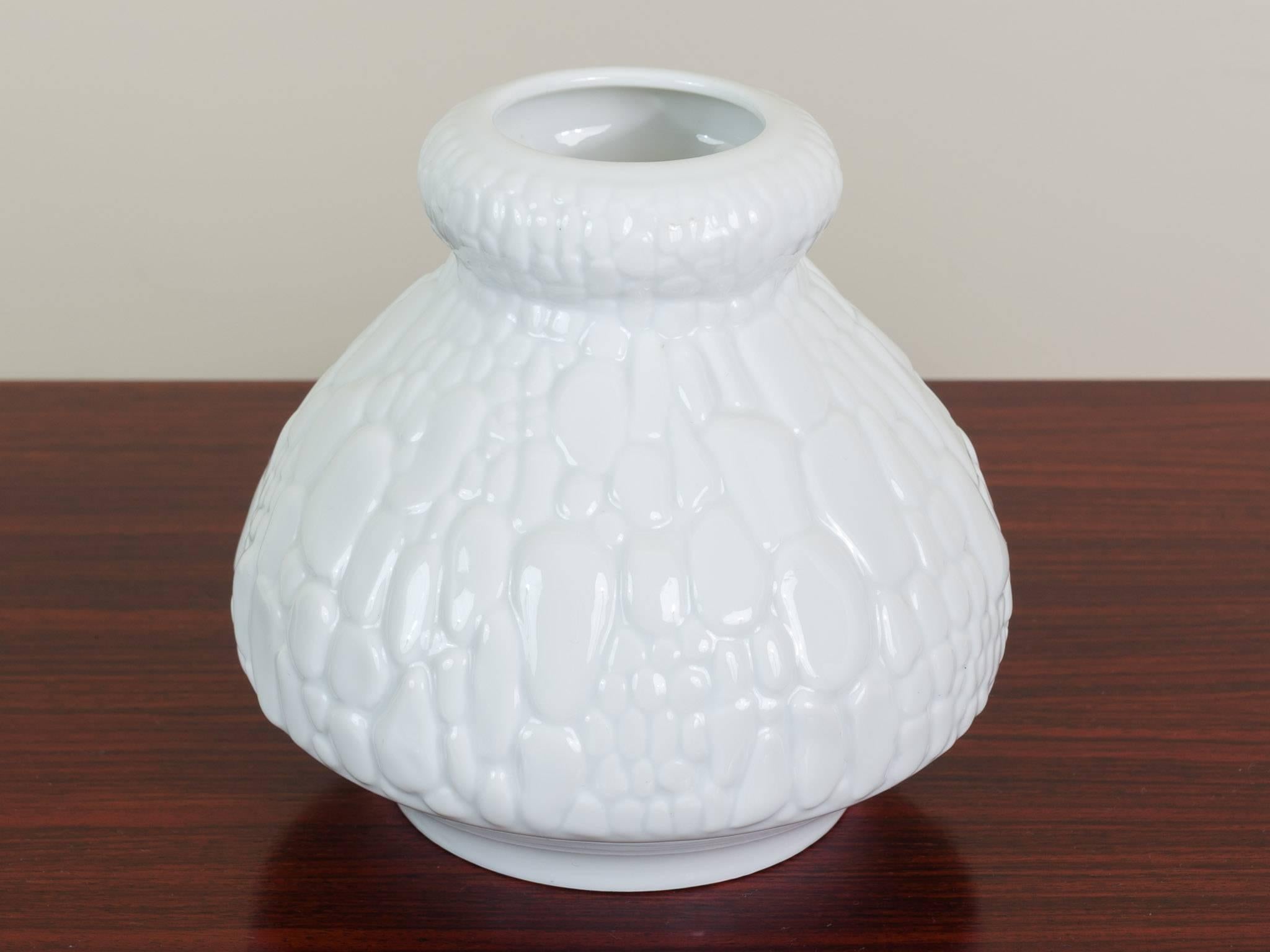 1960s AK Kaiser white gloss porcelain Op Art German vase with a reptile skin molten relief pattern covering the outside with a smooth base in contrast.

Stamped on the base: AK Kaiser and impressed with 255 on the outer edge.