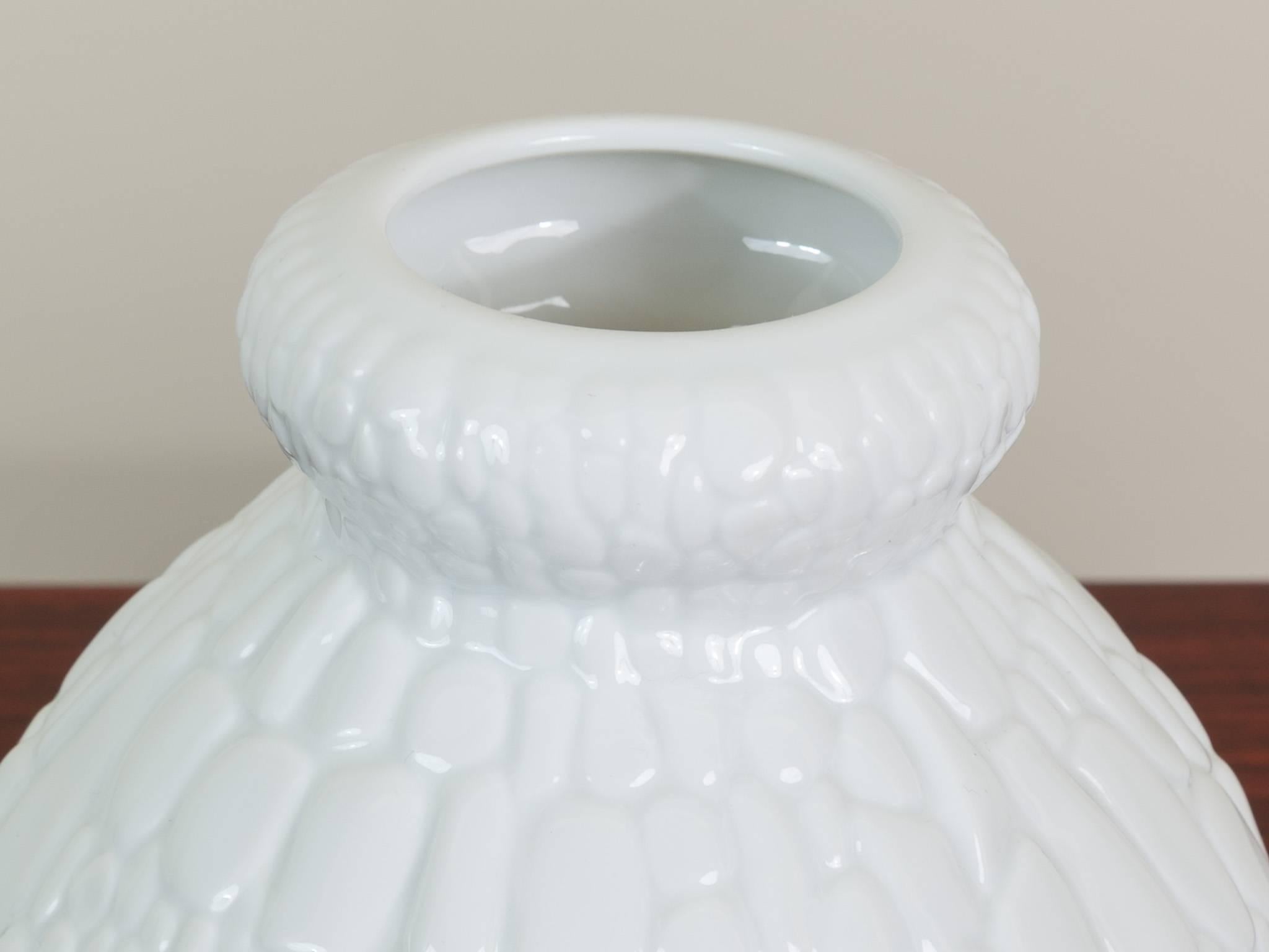 1960s AK Kaiser White Porcelain Crocodile Op Art Vase In Good Condition In London, GB