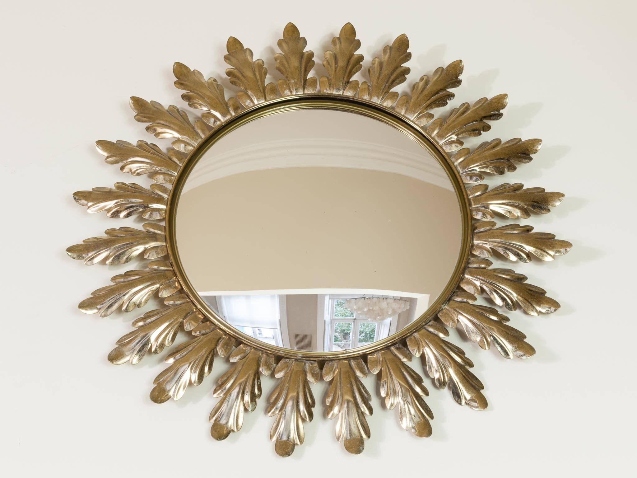 Midcentury stylish 1950s metal stardust convex round mirror with a beautiful gilt patina and in excellent vintage condition. A striking and Classic vintage design piece.

Mirror diameter: 30cms.