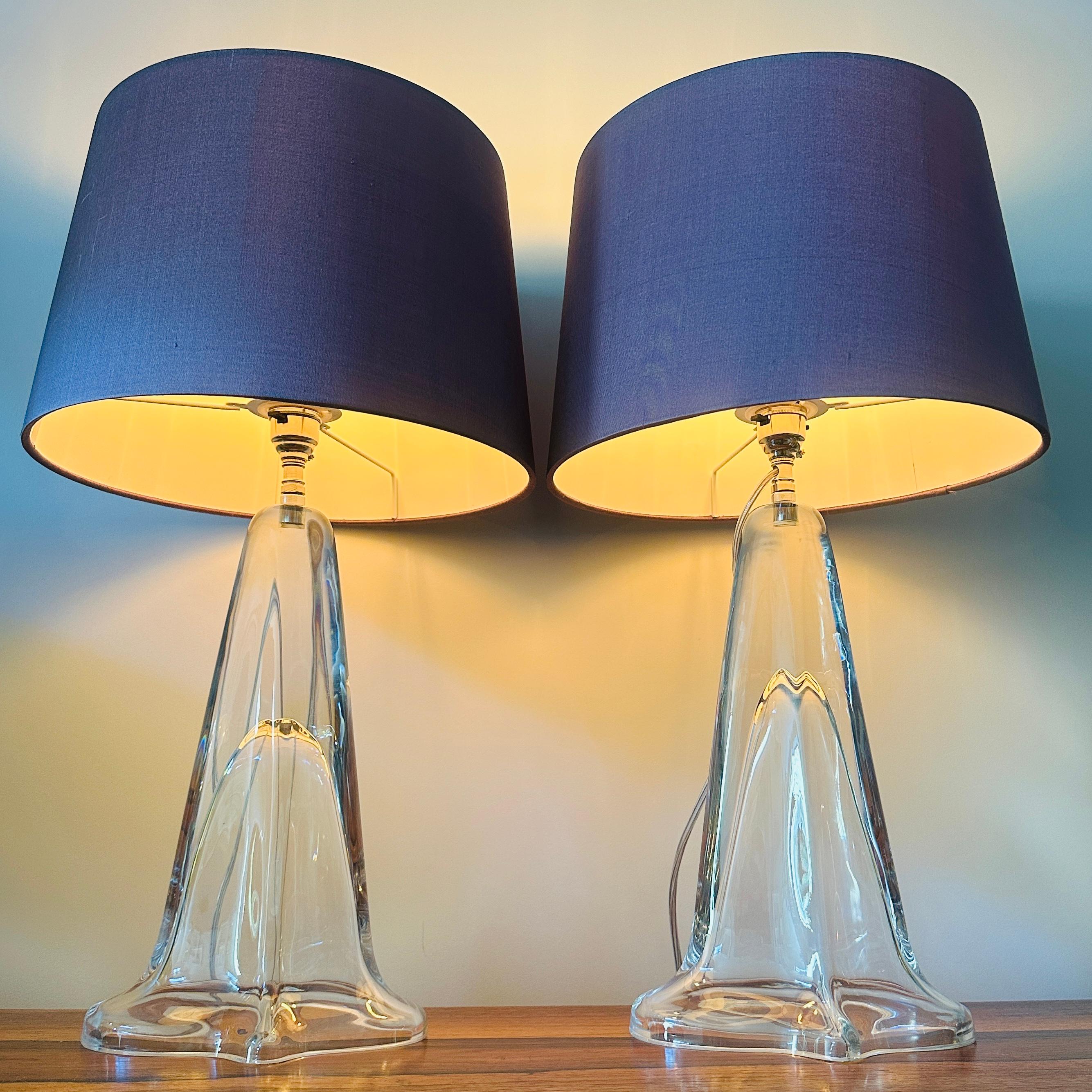 Paire de lampes de table en verre transparent Peill & Putzler des années 1970, avec une ampoule en chrome poli.  Les lampes ont une base ovale inhabituelle avec un rebord décentré en forme de bec à l'avant.  L'intérieur de la partie supérieure de la