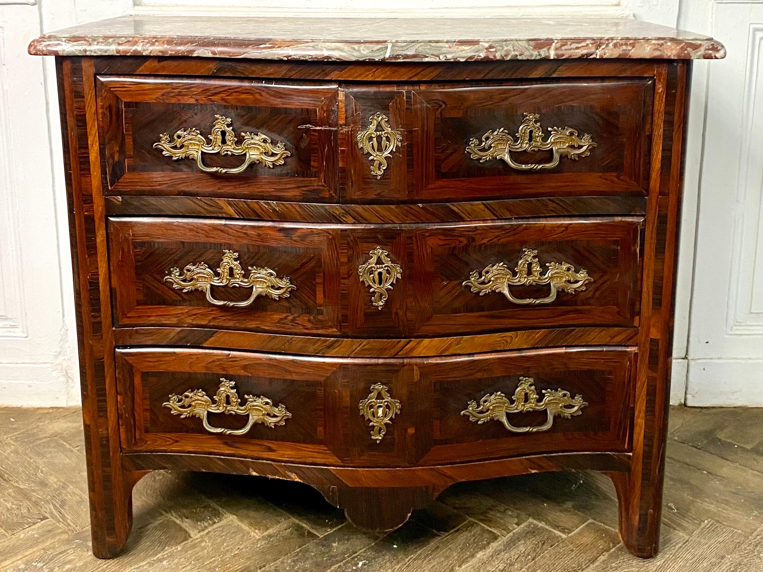 French Curved Regency period Commode Chest of drawers inlaid marble 18th France In Good Condition For Sale In Beuzevillette, FR