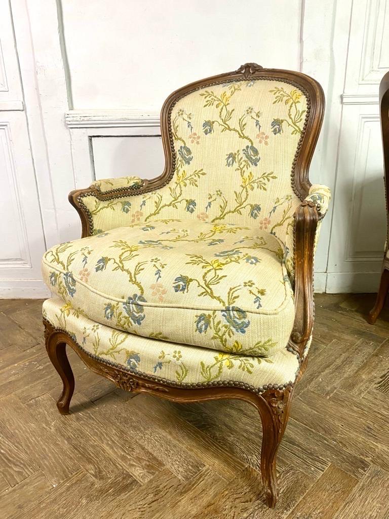 Français Paire de fauteuils bergères de style Louis XV - bois sculpté - 19ème - France en vente