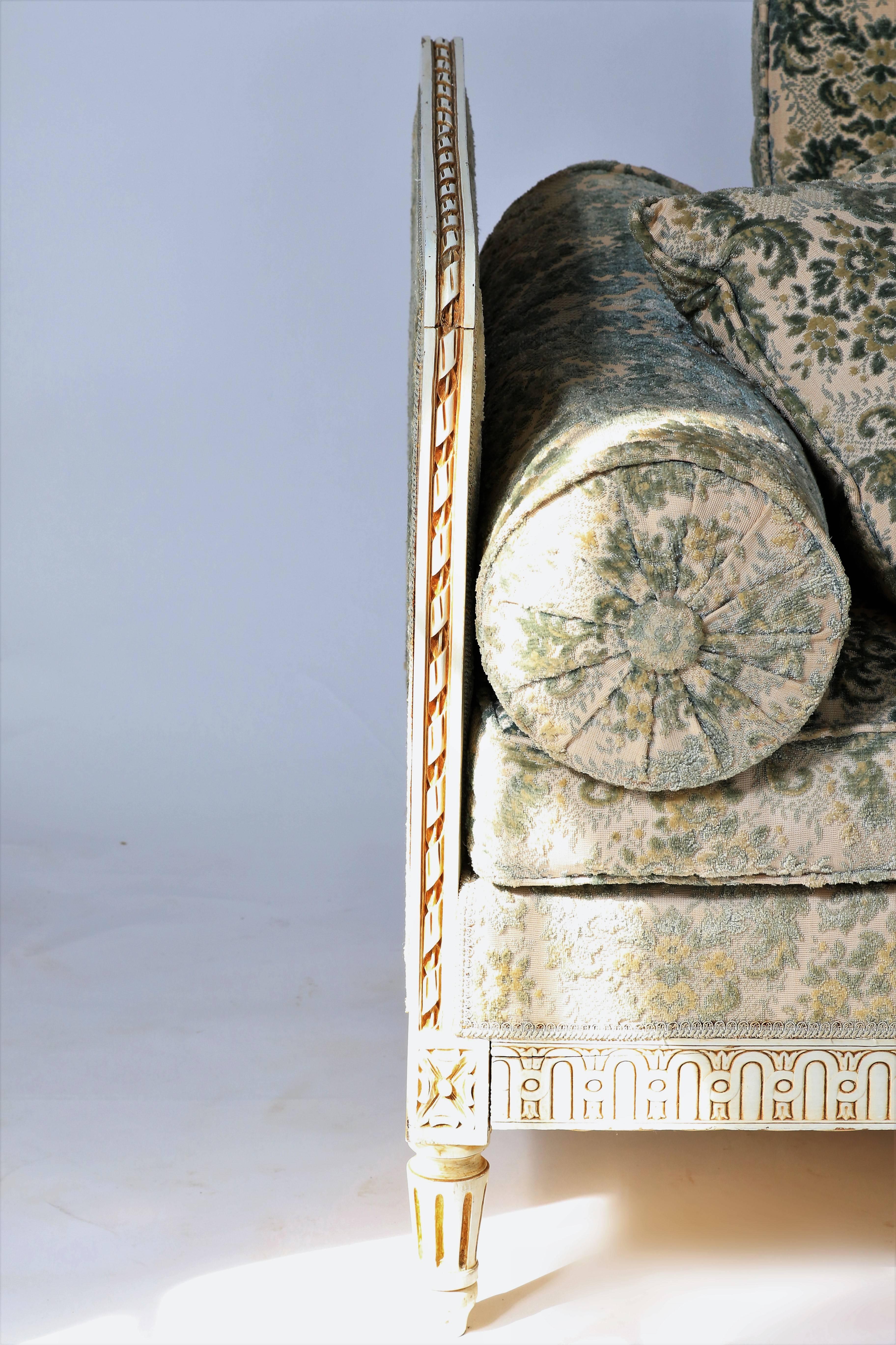 Ravissante banquette de style Louis XVI en bois rechampi et doré. Pieds cannelés, belle tapisserie bleue à décors floraux. Un petit levier placé sur le côté du banc permet de replier l'un des côtés afin de le transformer en méridienne.

Le