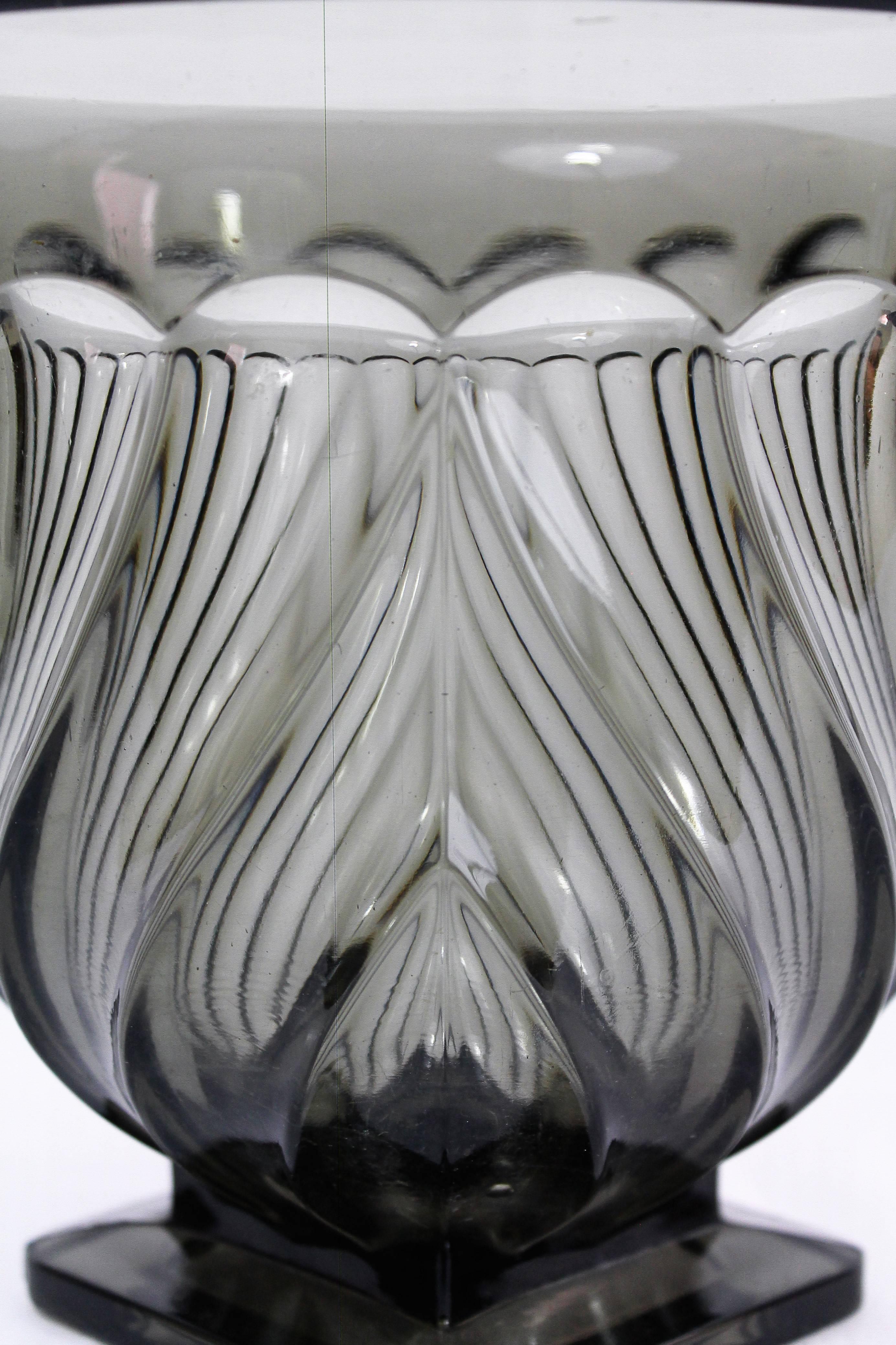 Beautiful Art Deco style vase urn in smoked crystal on pedestal with decorating hearts.
Probably Murano.
1940-1950s.