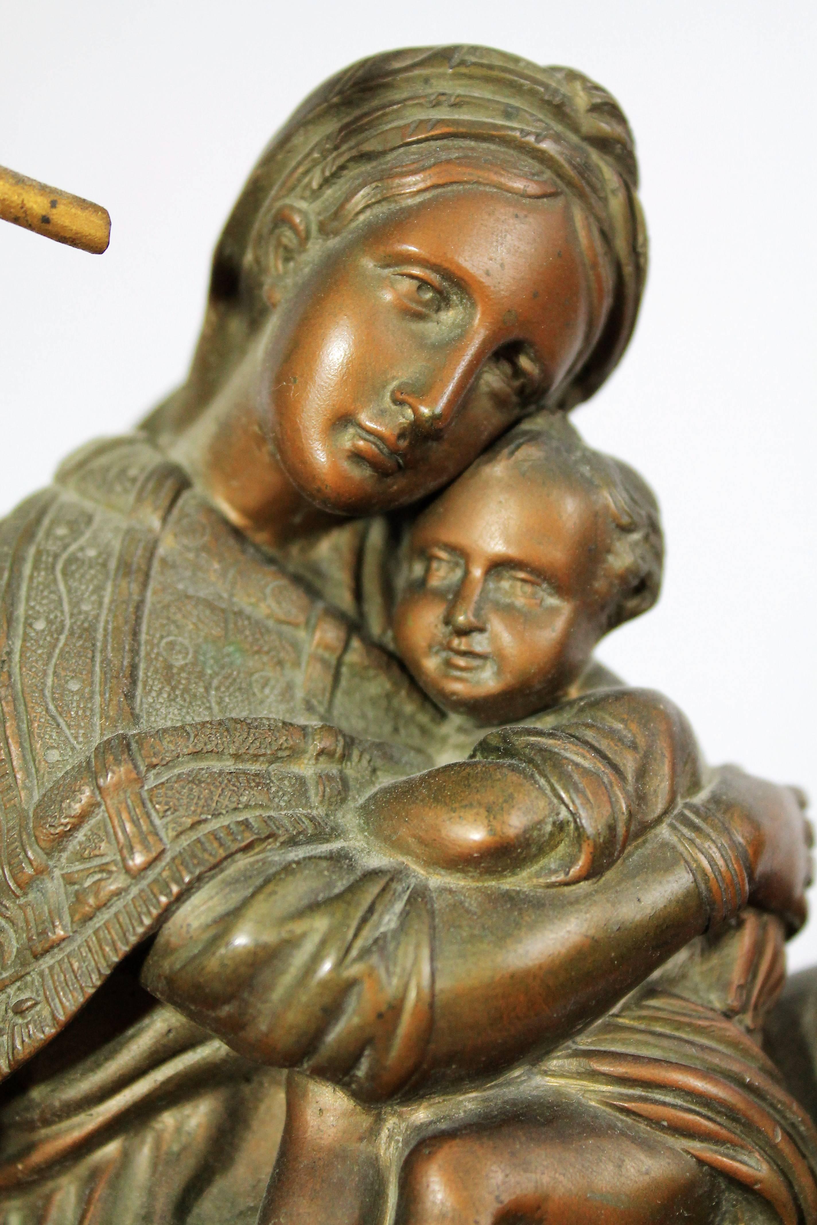 Français Horloge pendule en bronze et marbre représentant un enfant Vierge et Saint Jean Baptiste en vente