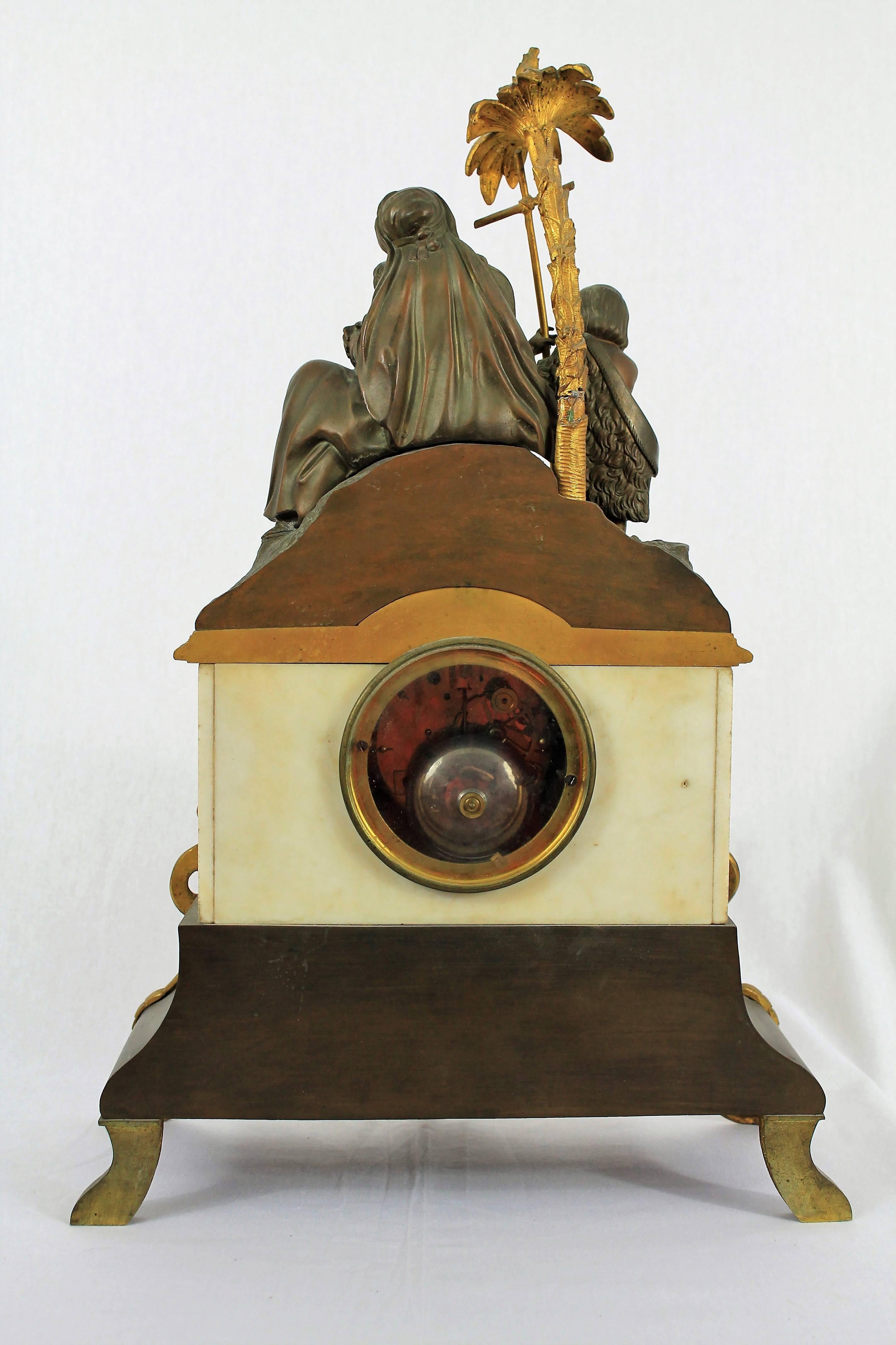Pendulum-Uhr aus Bronze und Marmor mit Darstellung des Jungfrauen Kindes und des heiligen Johannes des Baptisten im Angebot 2