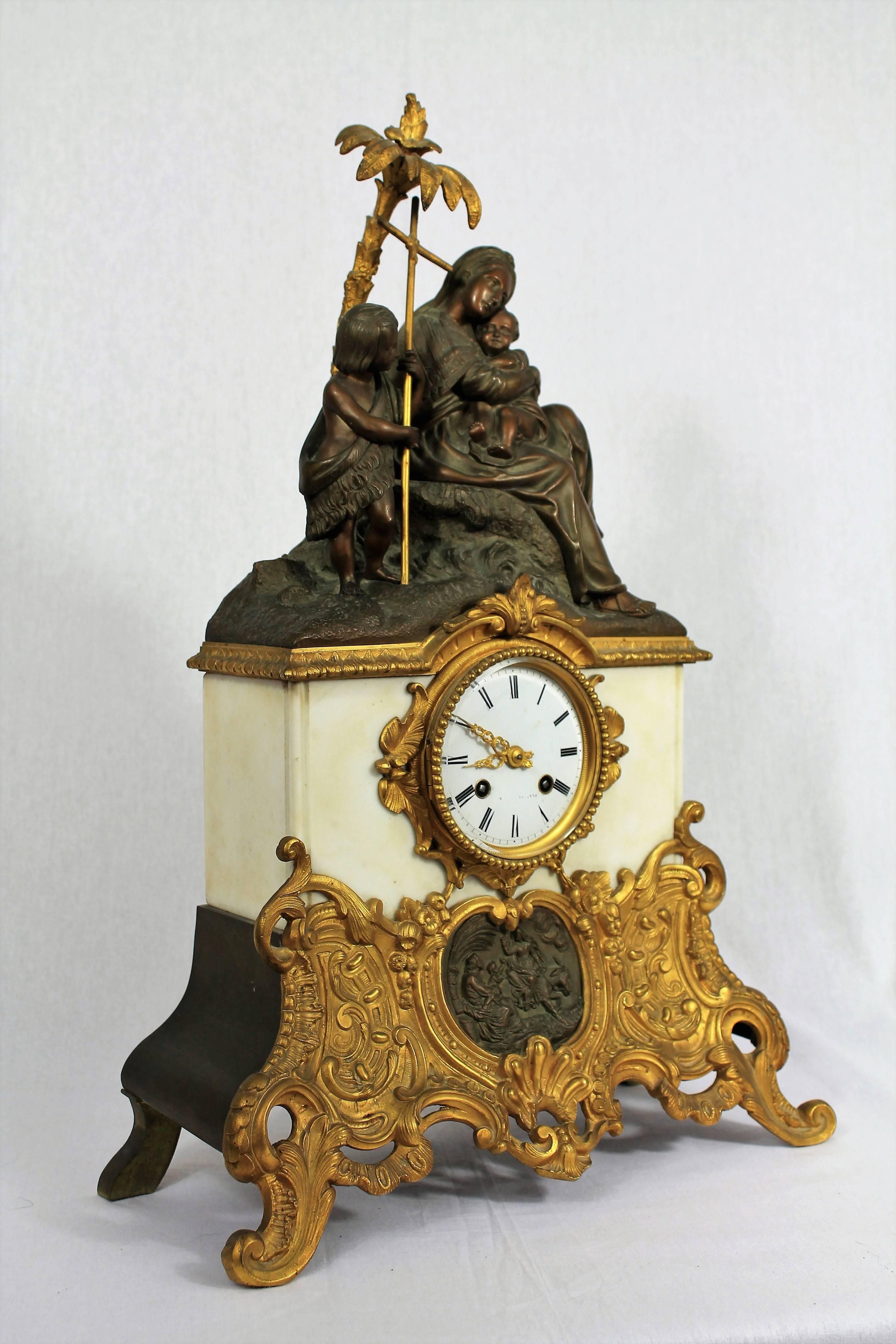 Pendulum-Uhr aus Bronze und Marmor mit Darstellung des Jungfrauen Kindes und des heiligen Johannes des Baptisten im Angebot 3