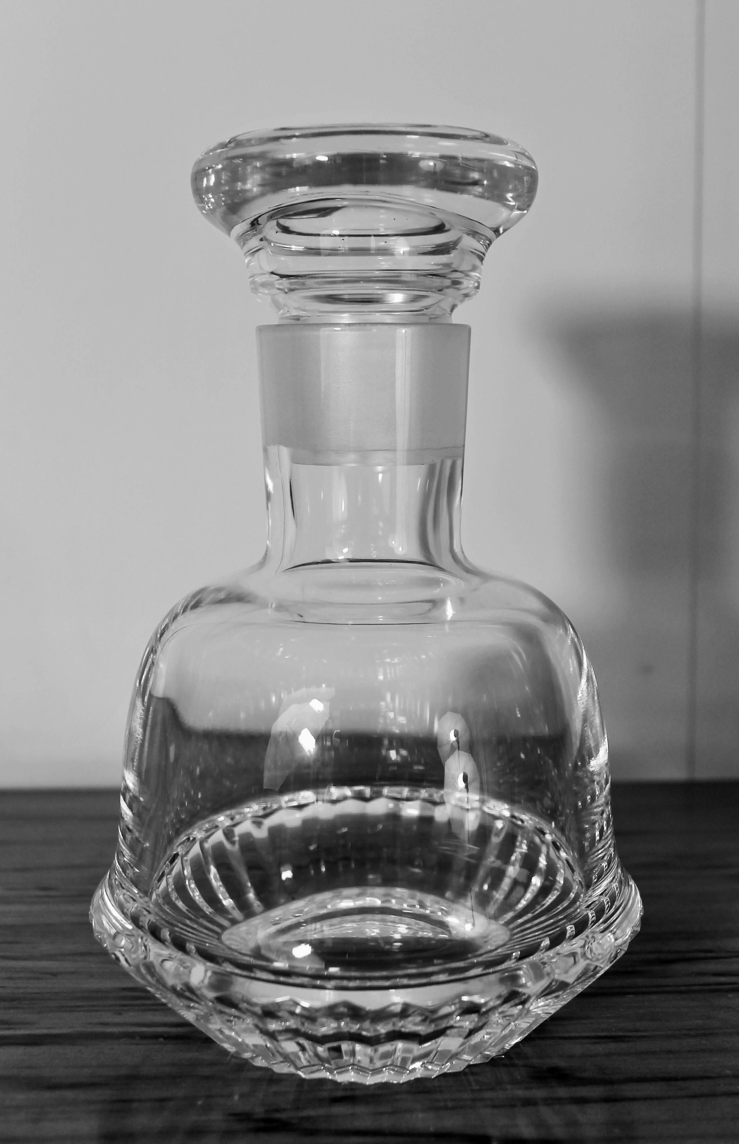 Circular crystal whiskey carafe.
Art Deco
Middle of the 20th century.