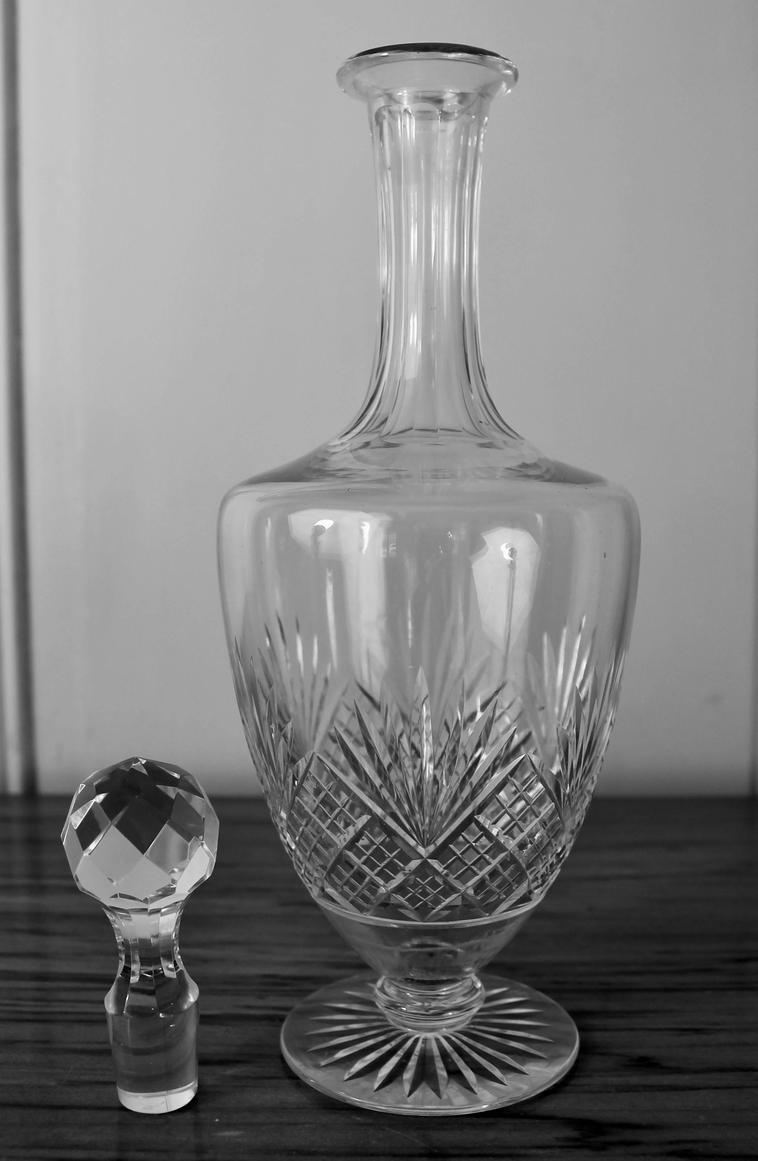 Beautiful crystal wine decanter on a foot blown to the mouth and carved on the wheel. Faceted cap.
France, 19th century.