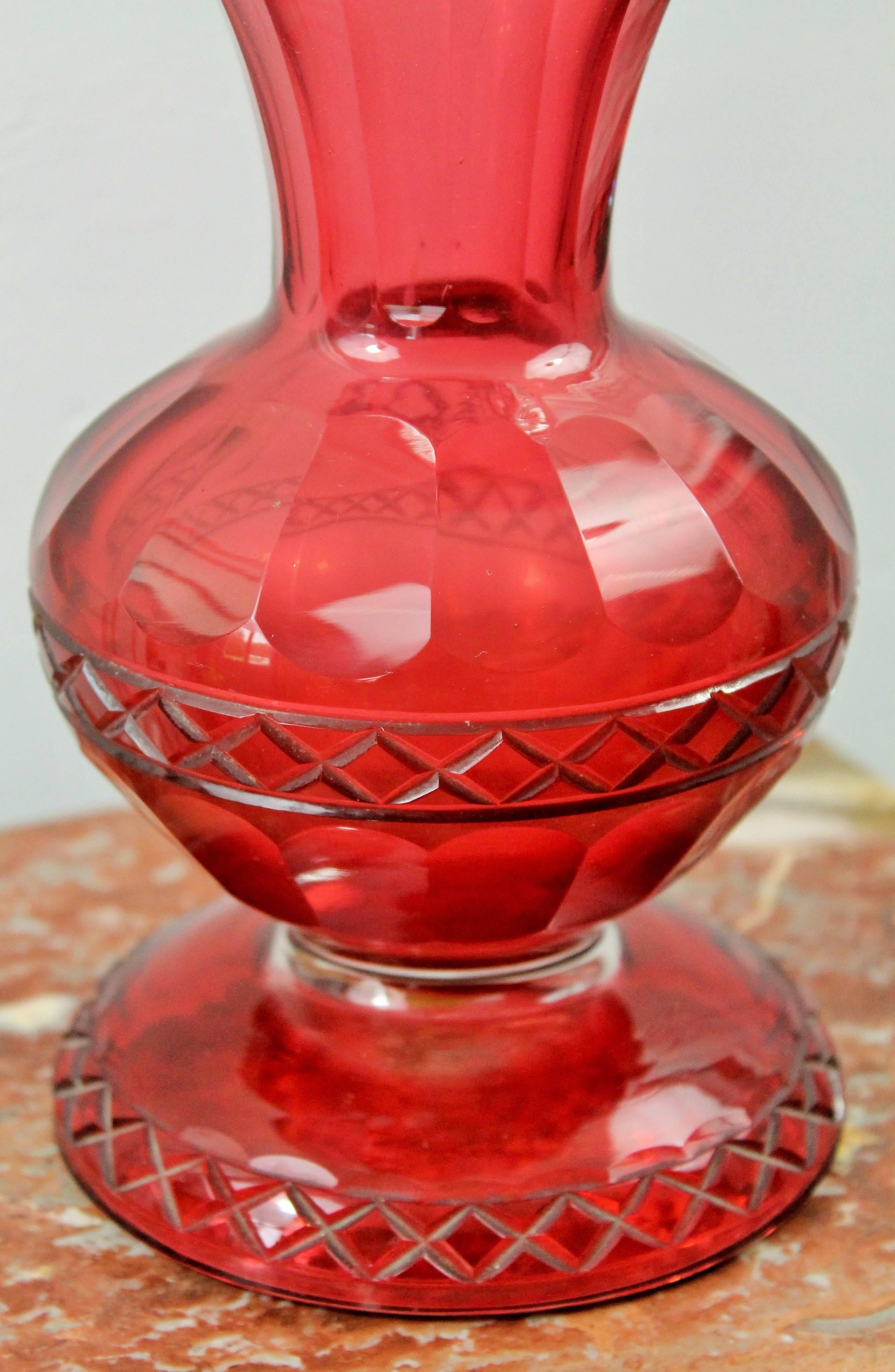 Beautiful vase in red Bohemian crystal, mouth blown and chiseled on the wheel, decorated with diamonds and vine leaves.
Very nice vase, cut for an elegant interior decoration.

The red color was obtained by means of metallic oxides such as lead