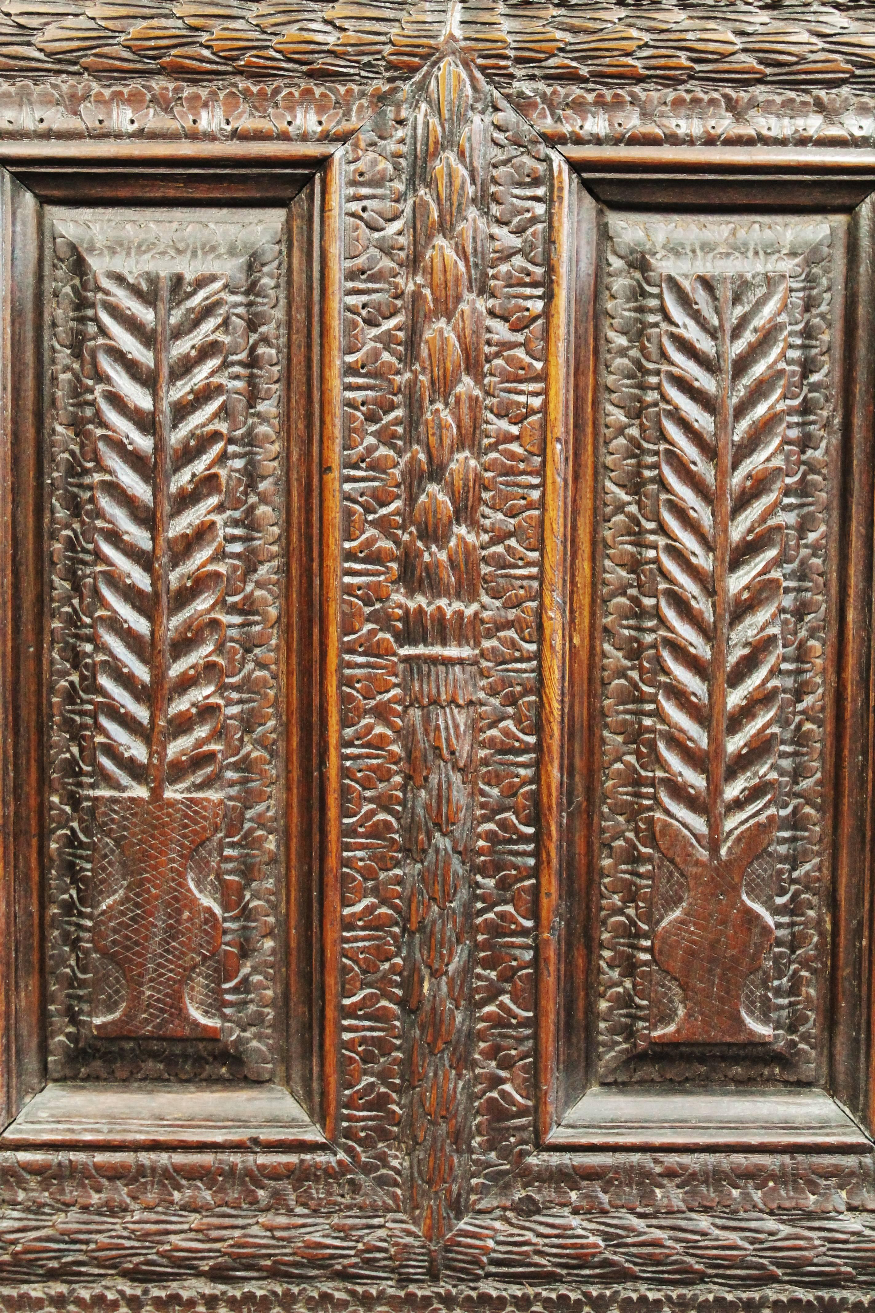 Exceptional Carved Cabinet, 17th Century In Good Condition In Beuzevillette, FR