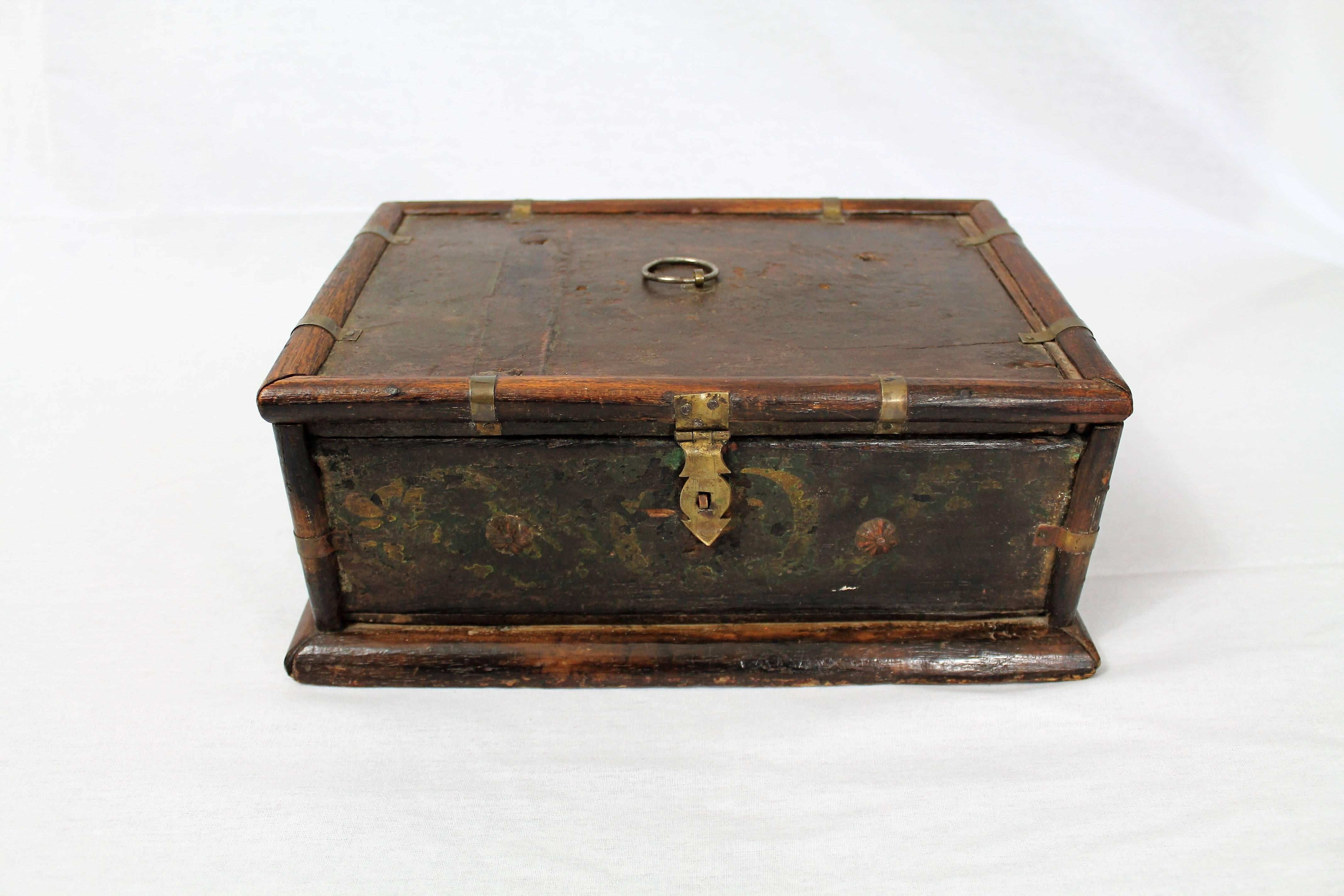 This box made of fruitwood, with traces of green and yellow polychromies probably belonged to a painter since it was probably used to preserve pigments for the realization of paintings, so the interior is divided into several compartments to store
