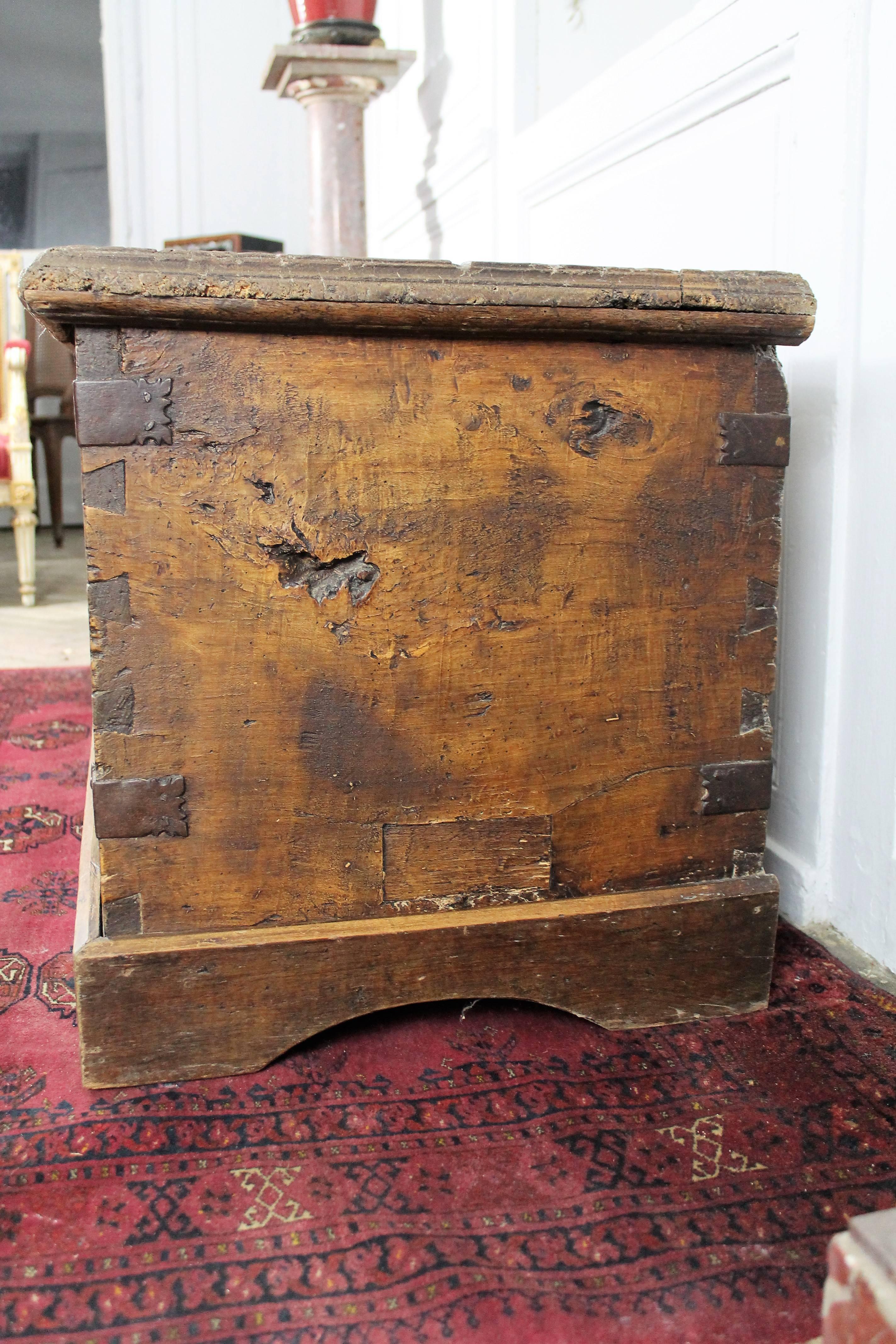 Nice 17th century Savoyard "Cassone" chest in brown walnut. Hand carved facade panel with rosette decorations. Plinth with brace decorations, dovetail assembly with wrought iron corner reinforcements. With old restorations, the hinges were