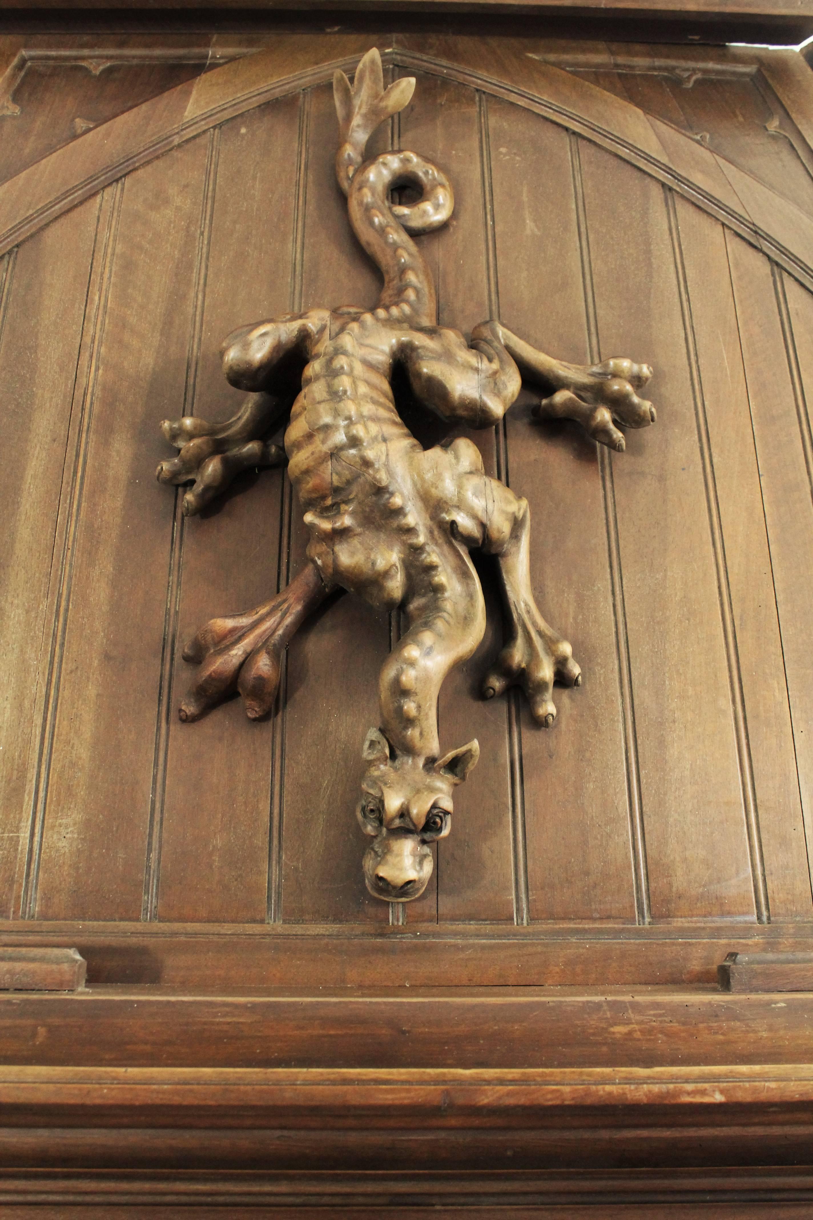 Chimenea de estilo gótico con su campana y salamandra, bruja y armiño tallados Renacimiento gótico en venta