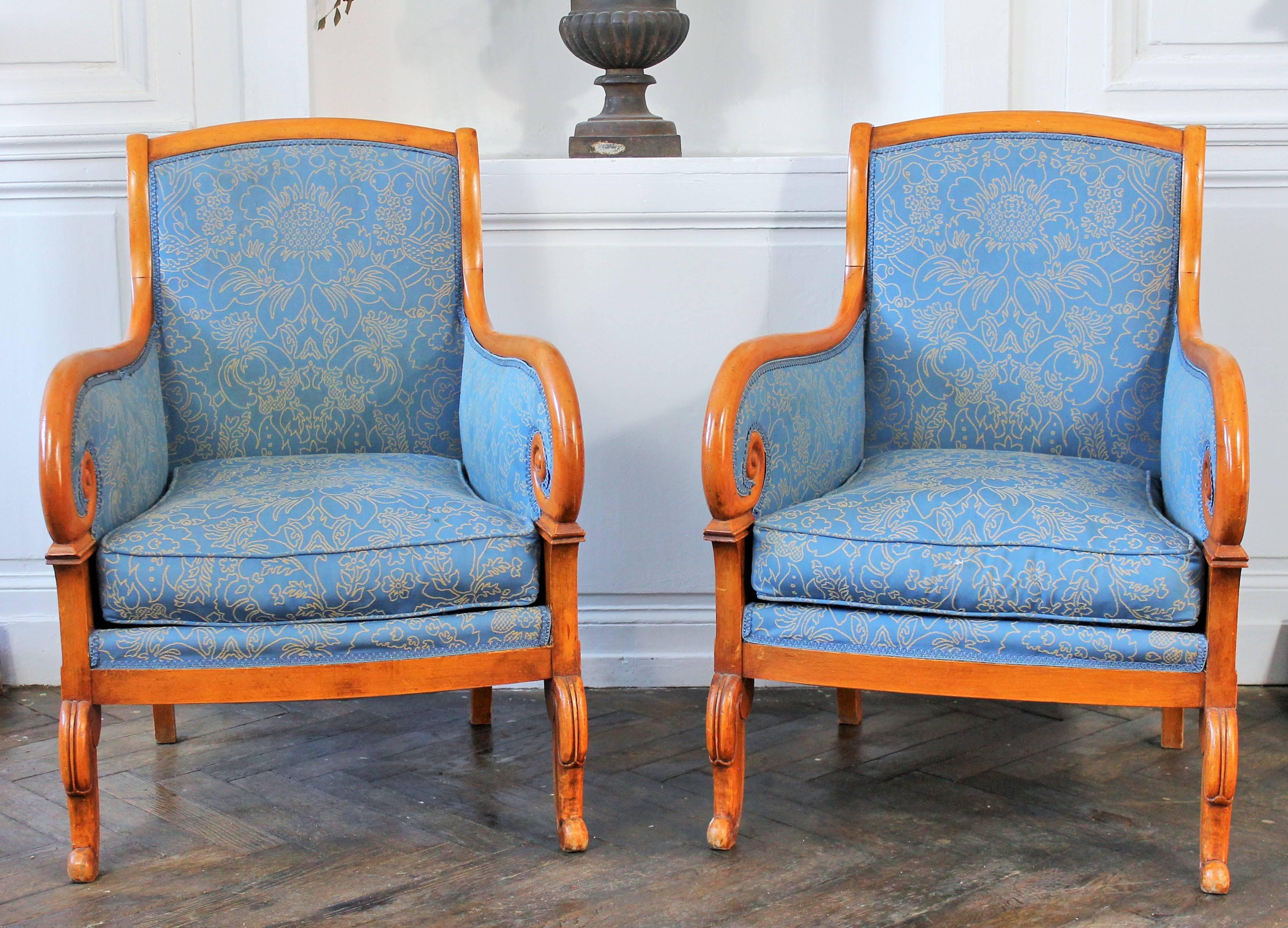 Bergeres armchairs in fruitwood covered with an elegant blue gold fabric.
Louis-Philippe period, first half of the 19th century.