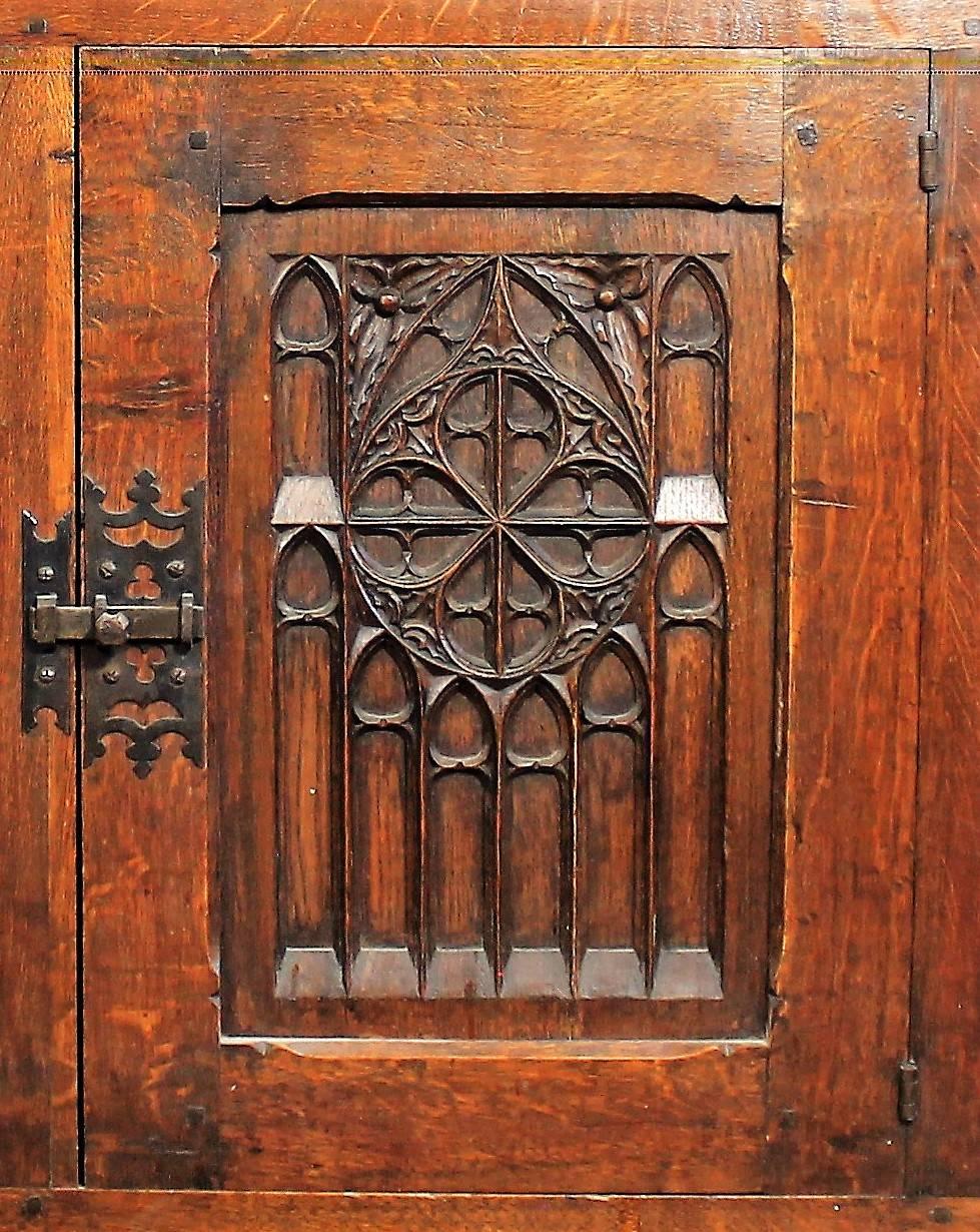 Neo Gothic low cabinet in the shape of a large chest, one door, facade with pretty flamboyant Gothic fenestration. The interior has a shelf. Wrought iron fittings with trilobed decoration.
Oak.
End of the 19th century.

 