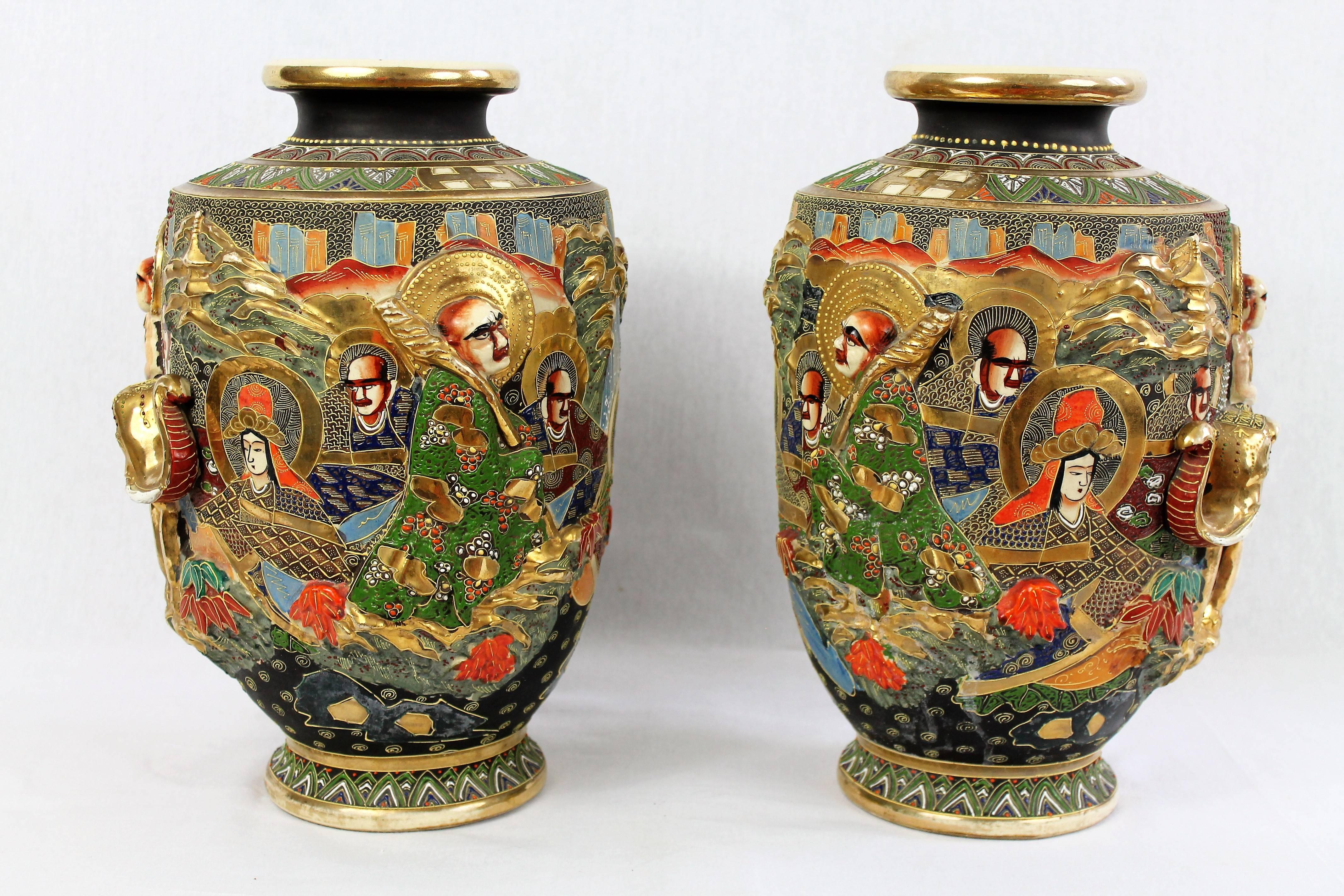 Large pair of Satsuma porcelain vases, decorated with three-dimensional deities. Very rich patterns, very beautiful colors and gilding.
Japan
Beginning of the 20th century.