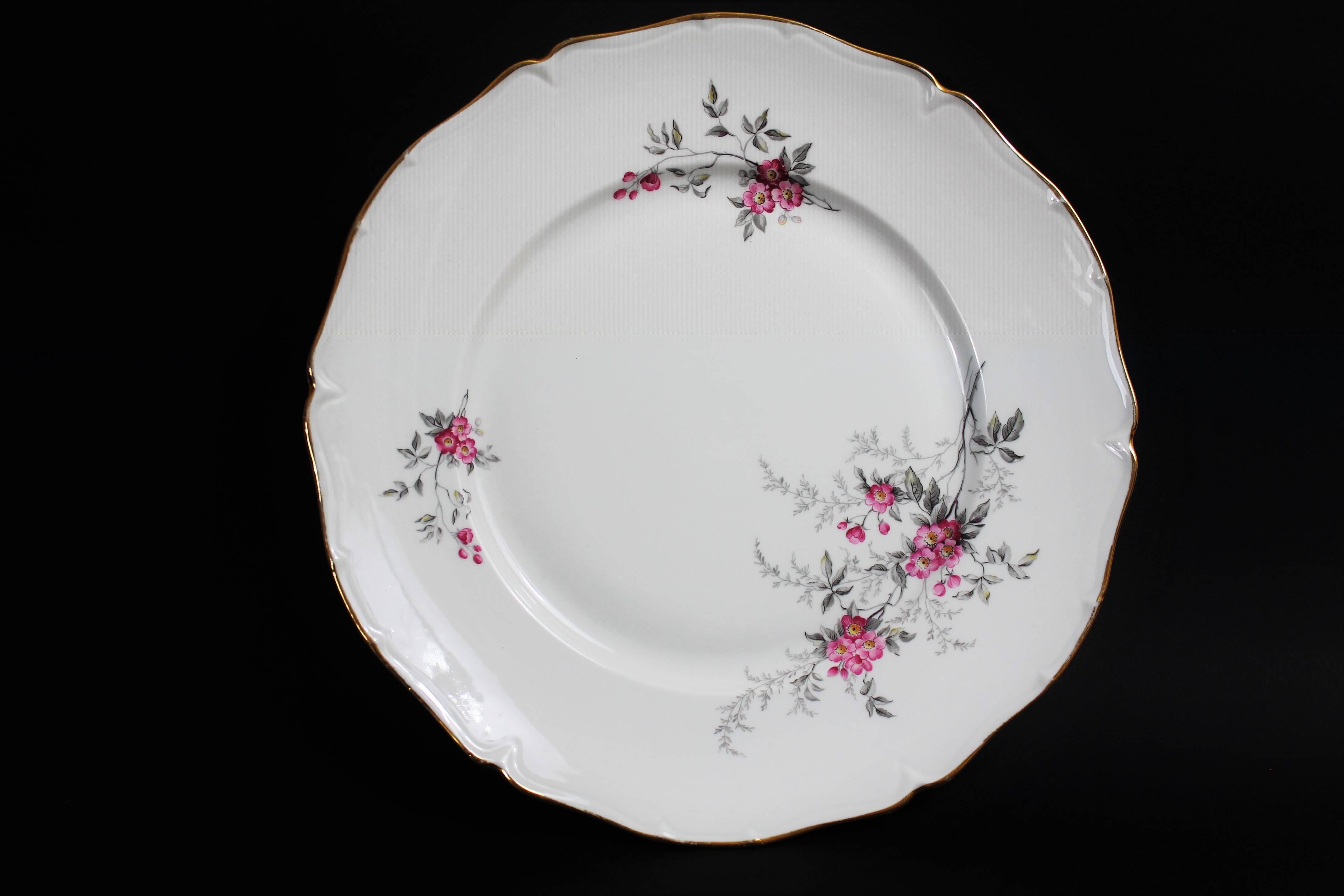 Beautiful Limoges porcelain tableware with floral decoration and gilding comprising 56 pieces:
24 flat plates, 10 small plates, 12 soup plates, one soup tureen or vegetable dish , one round dishes, one oval dish, one saucier, two ramekins, one fruit