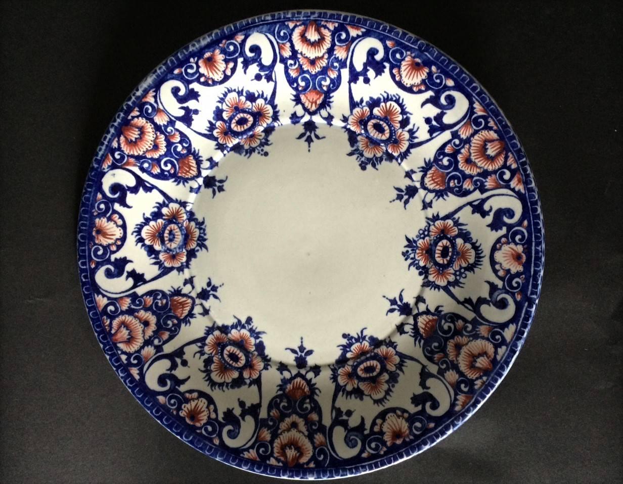 Gien-Blauer und roter Fayence-Teller aus dem 19. Jahrhundert im Zustand „Gut“ im Angebot in Beuzevillette, FR